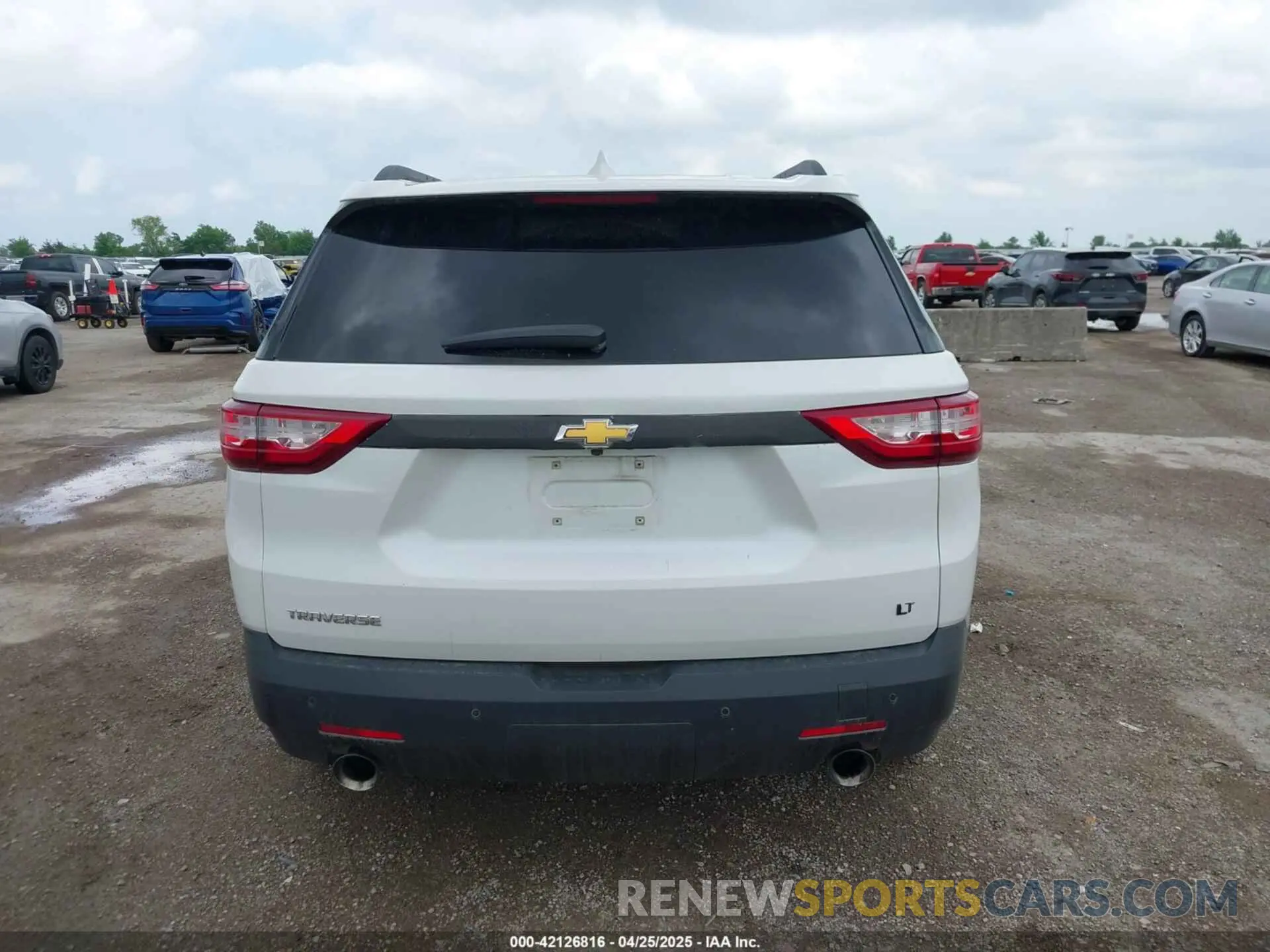 16 Photograph of a damaged car 1GNERGKW8KJ175042 CHEVROLET TRAVERSE 2019