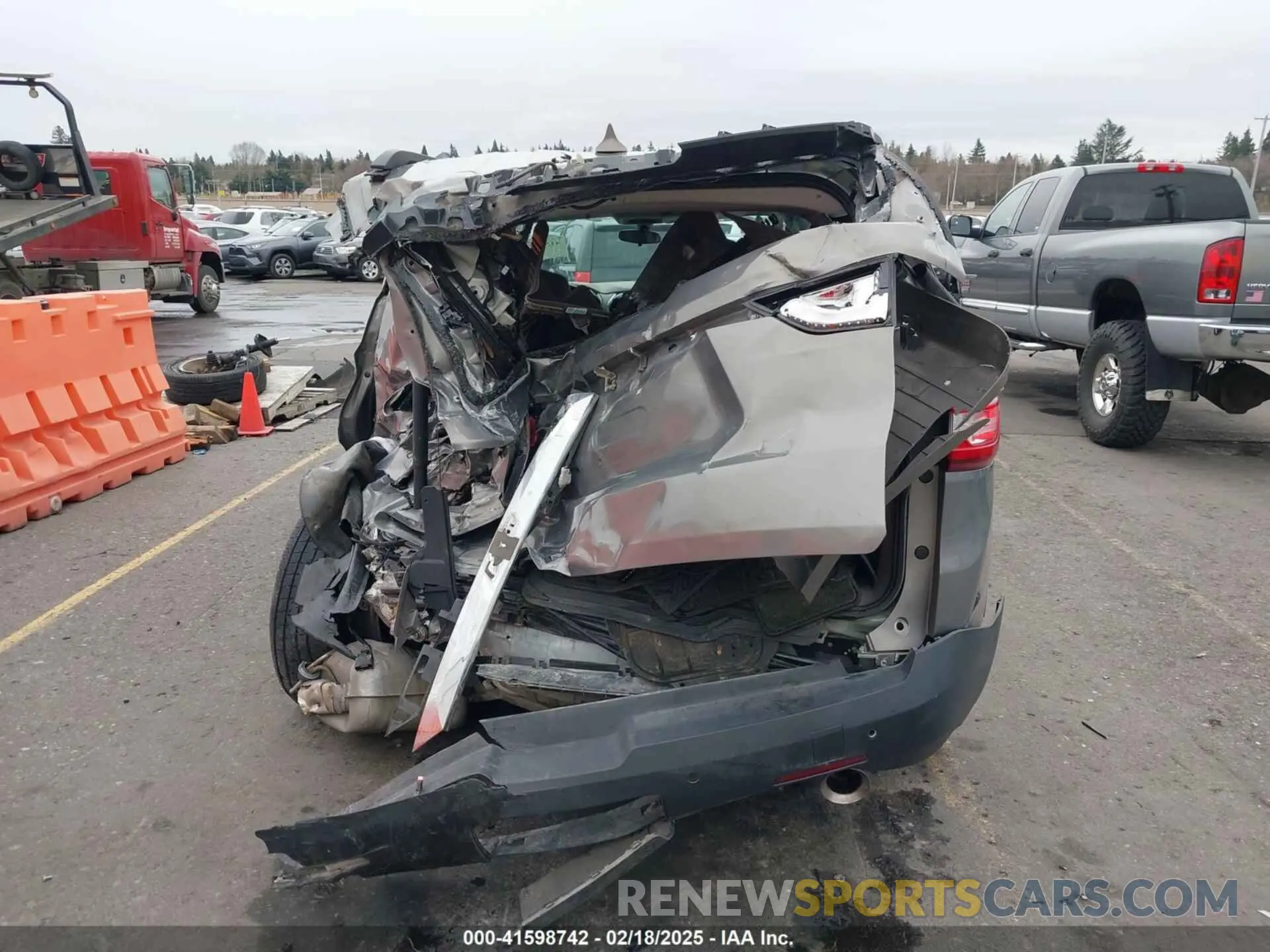 16 Photograph of a damaged car 1GNERGKW8KJ249981 CHEVROLET TRAVERSE 2019