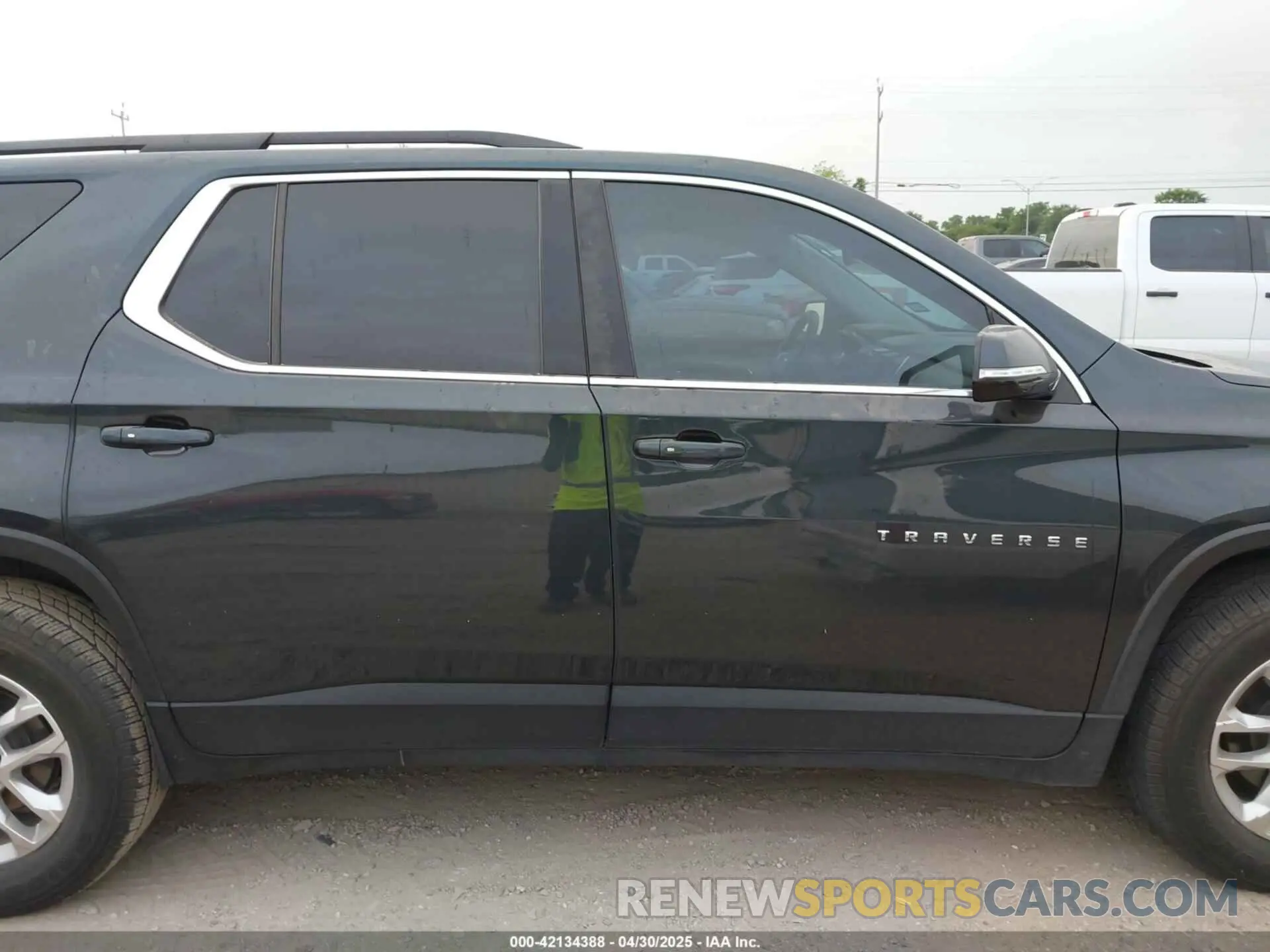 13 Photograph of a damaged car 1GNERGKW8KJ277957 CHEVROLET TRAVERSE 2019