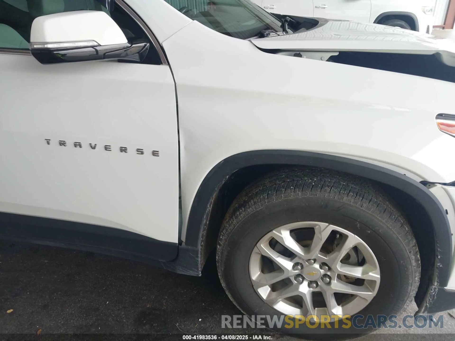 17 Photograph of a damaged car 1GNERGKW8KJ290689 CHEVROLET TRAVERSE 2019