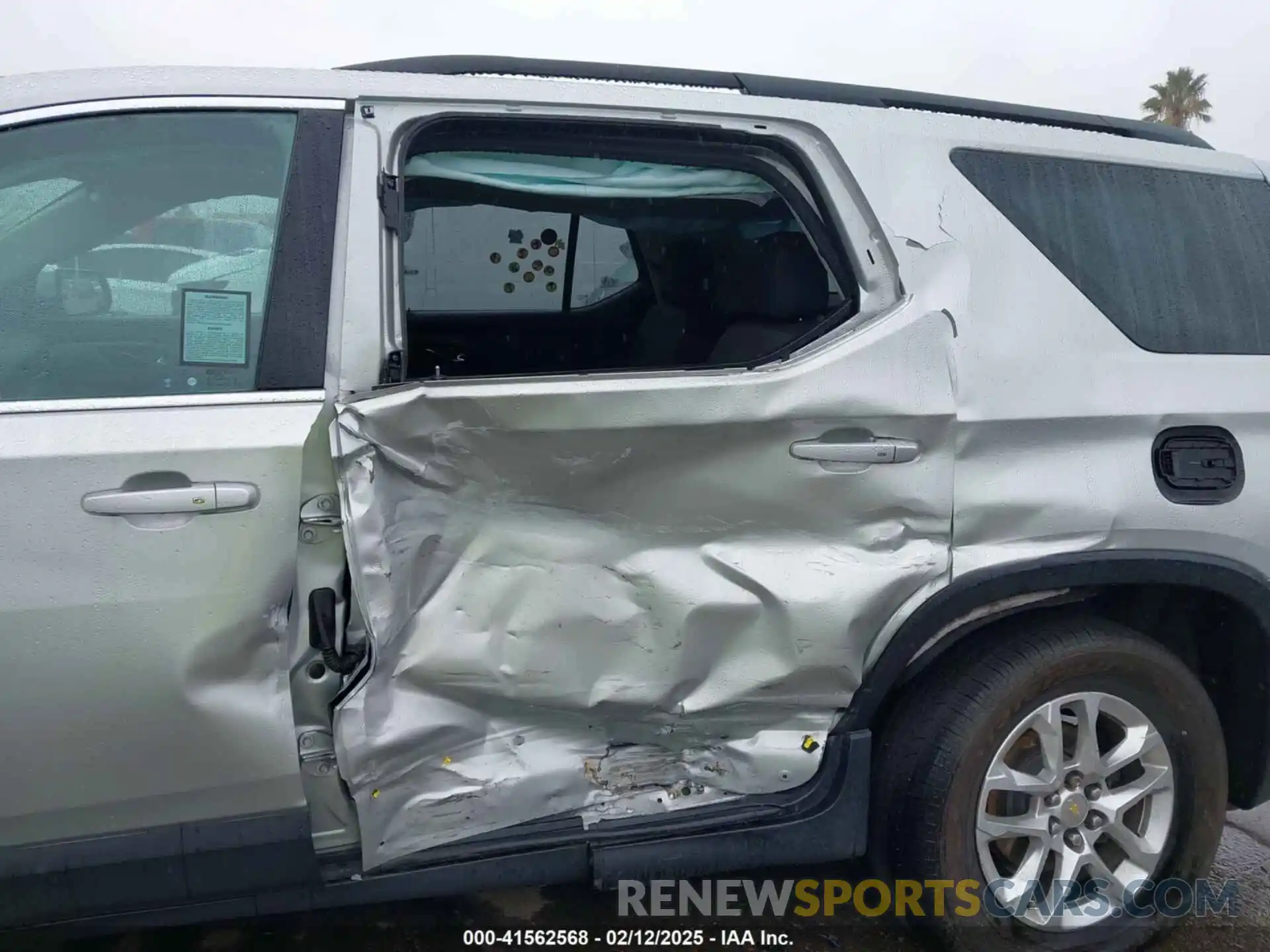 6 Photograph of a damaged car 1GNERGKW9KJ120342 CHEVROLET TRAVERSE 2019