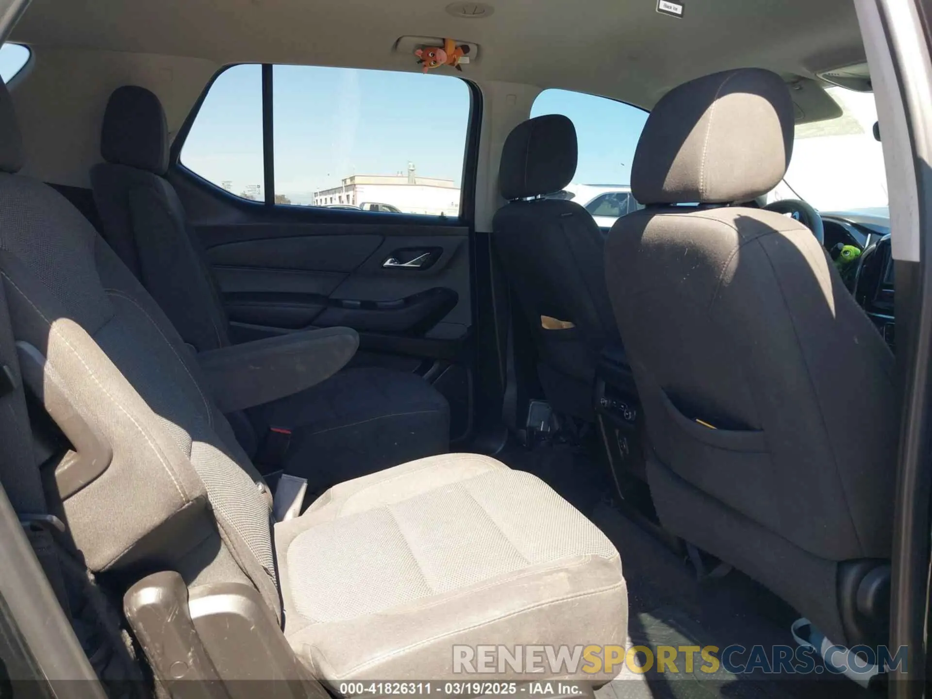 8 Photograph of a damaged car 1GNERGKW9KJ210803 CHEVROLET TRAVERSE 2019