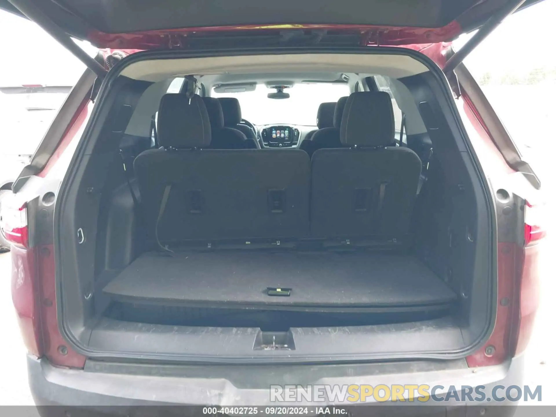 8 Photograph of a damaged car 1GNERGKW9KJ259919 CHEVROLET TRAVERSE 2019