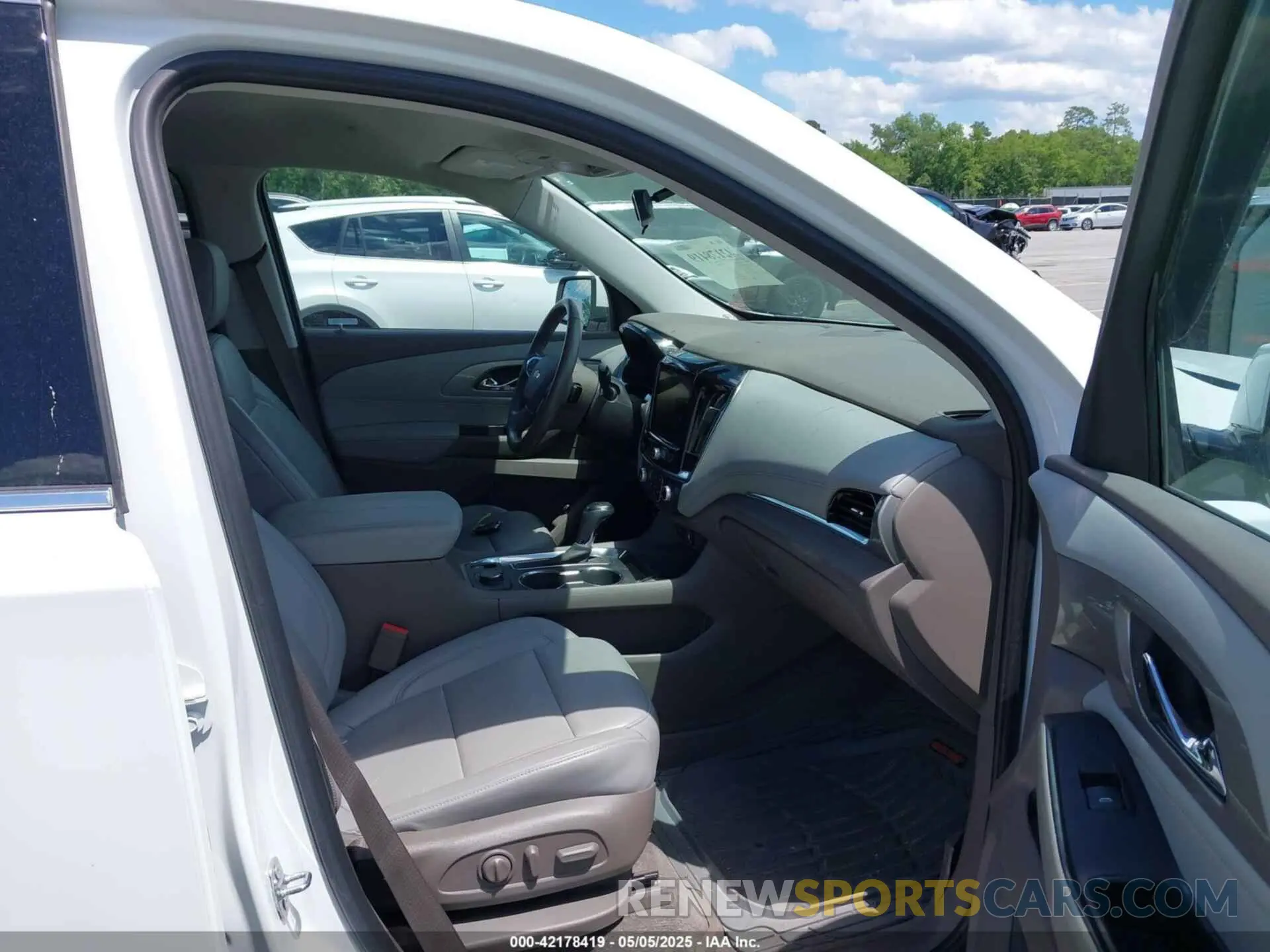 5 Photograph of a damaged car 1GNERHKW0KJ221310 CHEVROLET TRAVERSE 2019