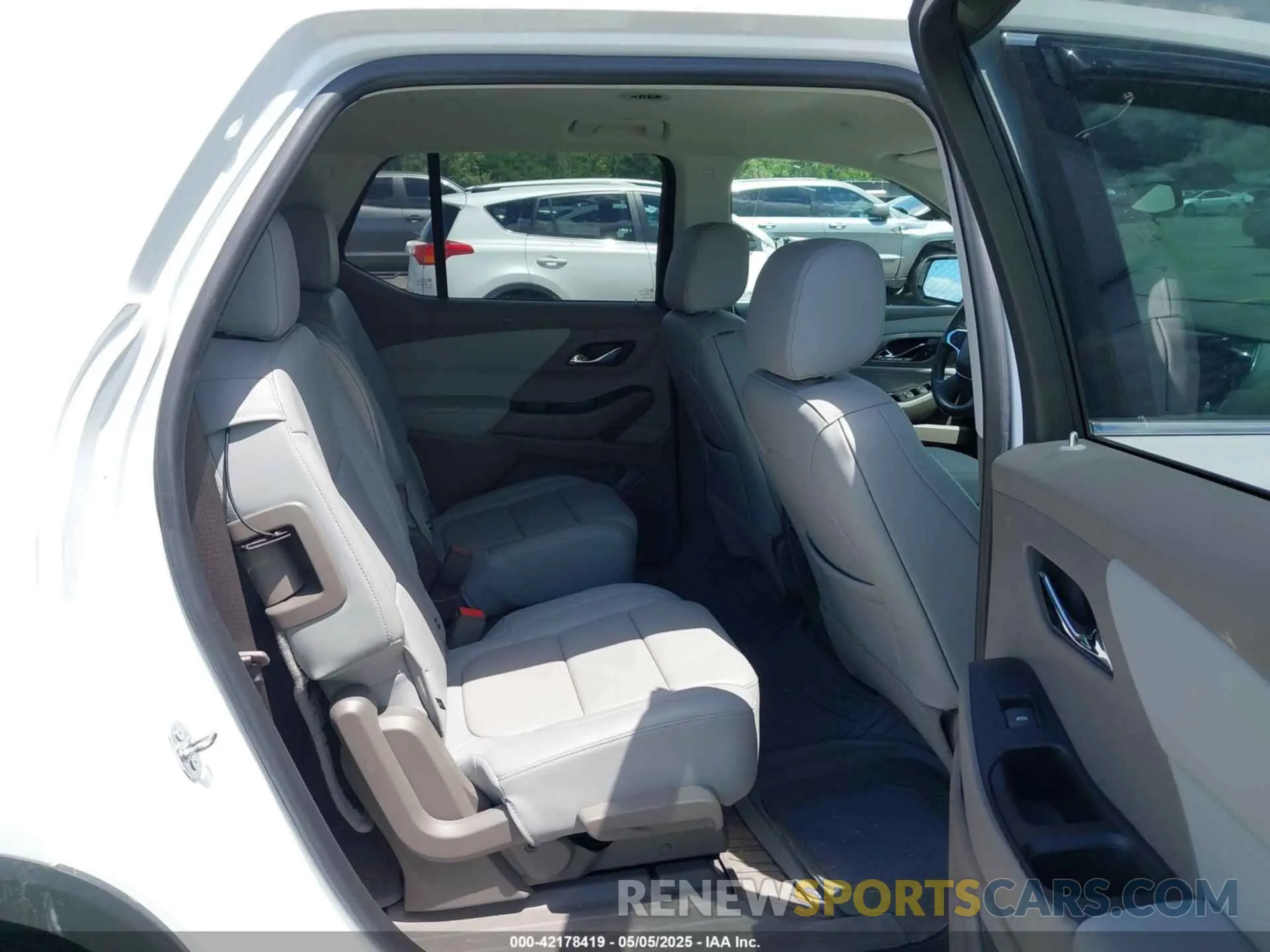 8 Photograph of a damaged car 1GNERHKW0KJ221310 CHEVROLET TRAVERSE 2019