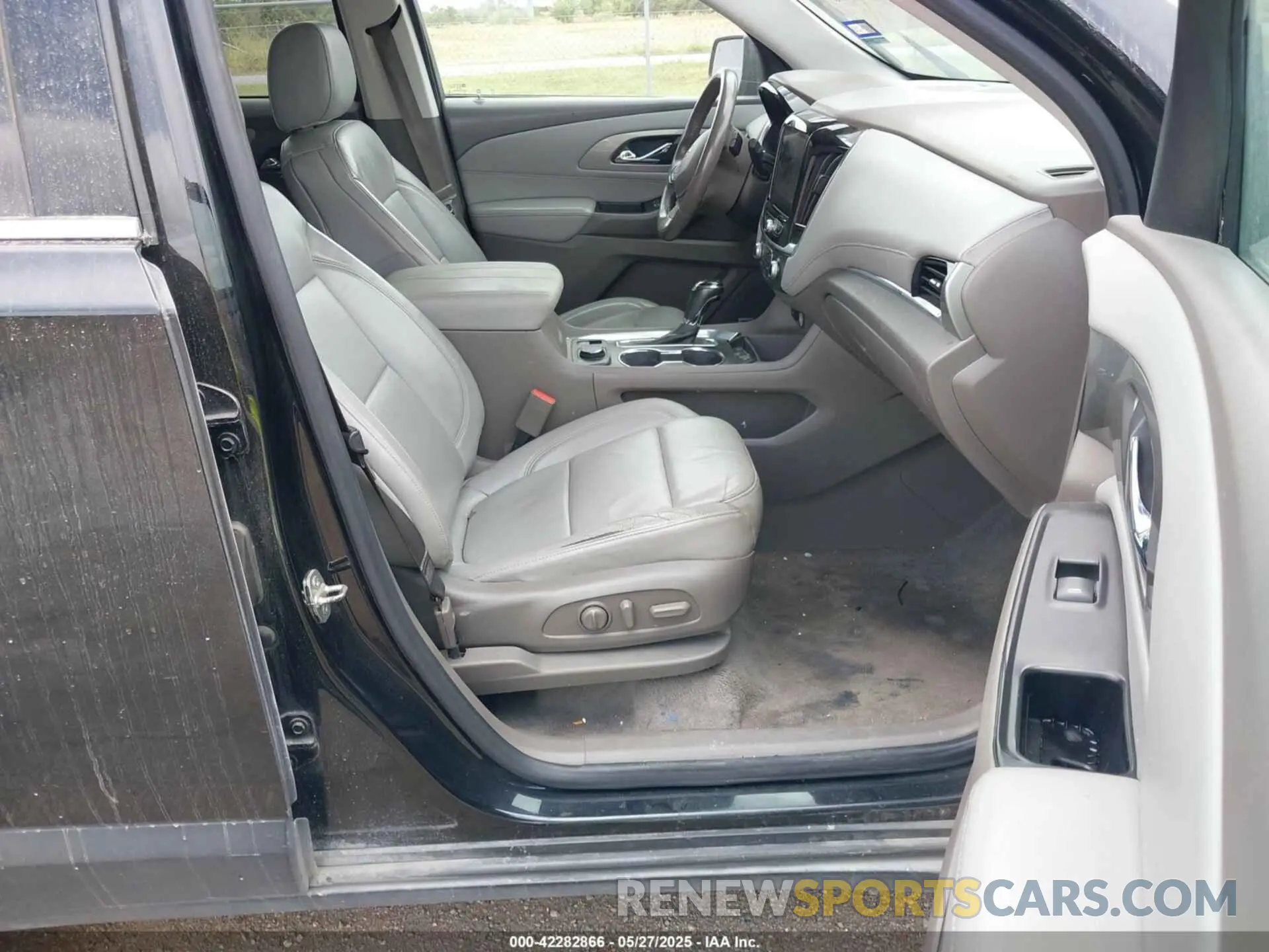 5 Photograph of a damaged car 1GNERHKW1KJ130000 CHEVROLET TRAVERSE 2019