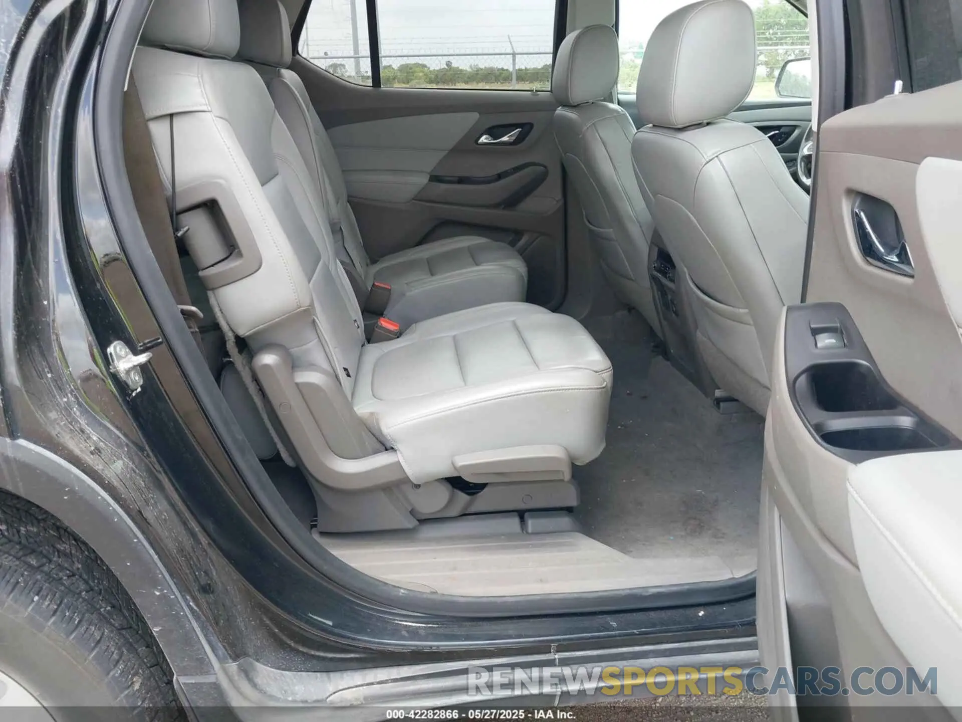 8 Photograph of a damaged car 1GNERHKW1KJ130000 CHEVROLET TRAVERSE 2019
