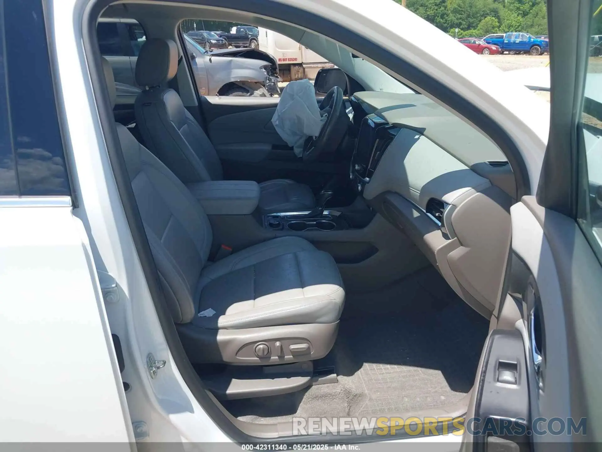5 Photograph of a damaged car 1GNERHKW1KJ193338 CHEVROLET TRAVERSE 2019