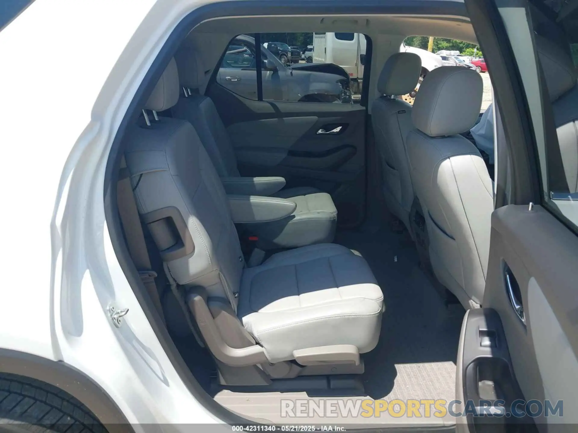 8 Photograph of a damaged car 1GNERHKW1KJ193338 CHEVROLET TRAVERSE 2019