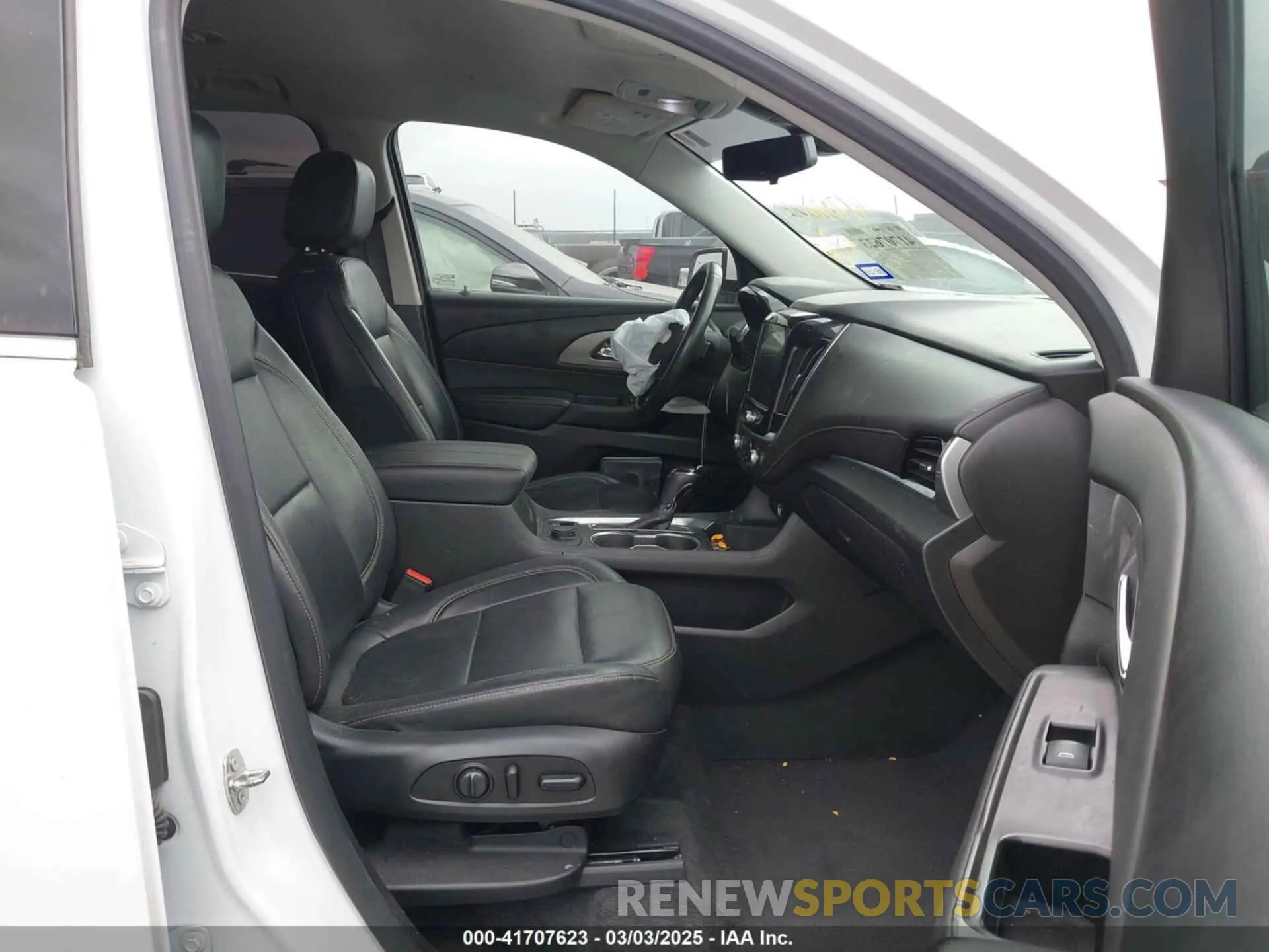 5 Photograph of a damaged car 1GNERHKW1KJ288160 CHEVROLET TRAVERSE 2019