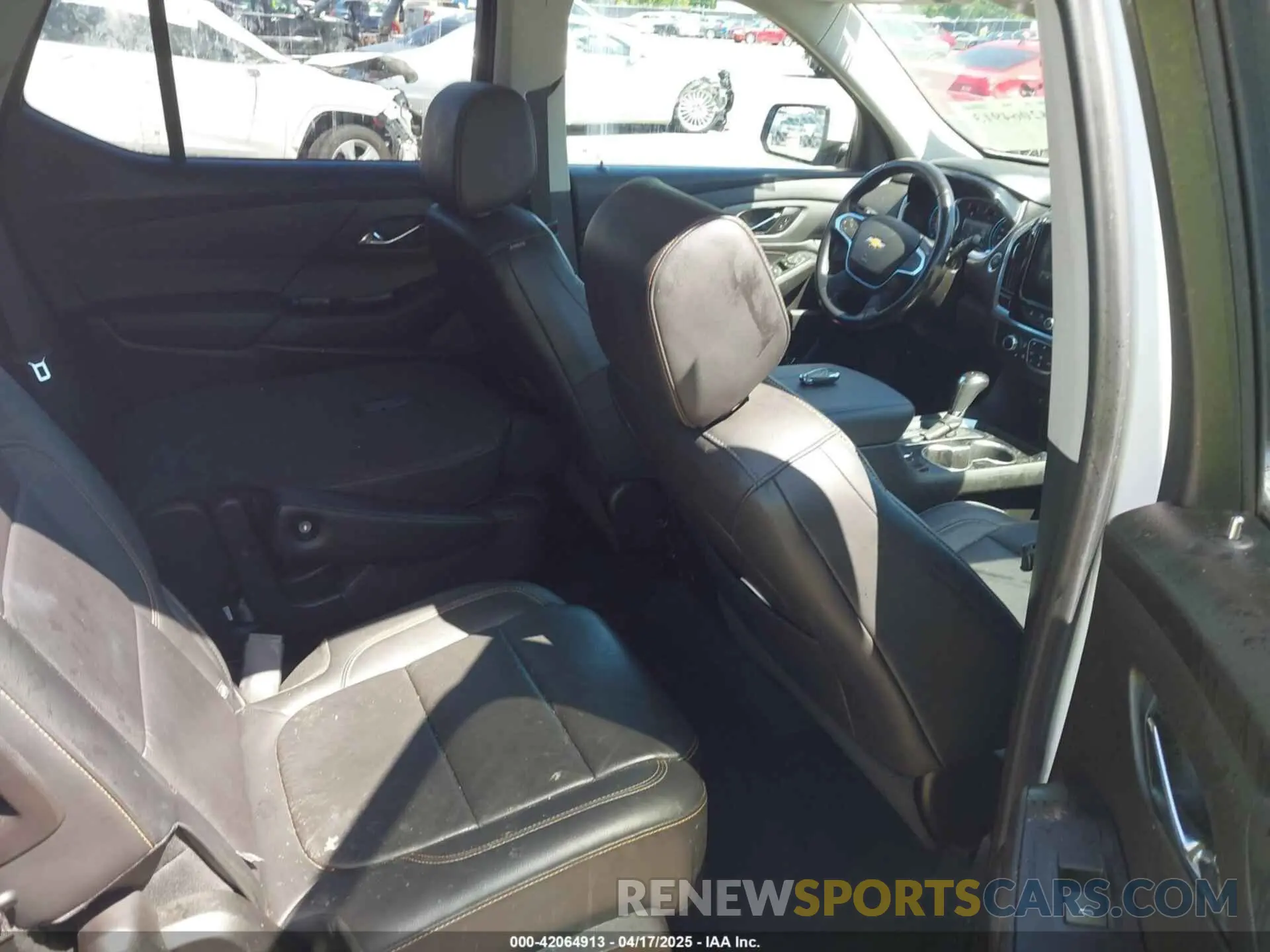 8 Photograph of a damaged car 1GNERHKW2KJ305953 CHEVROLET TRAVERSE 2019