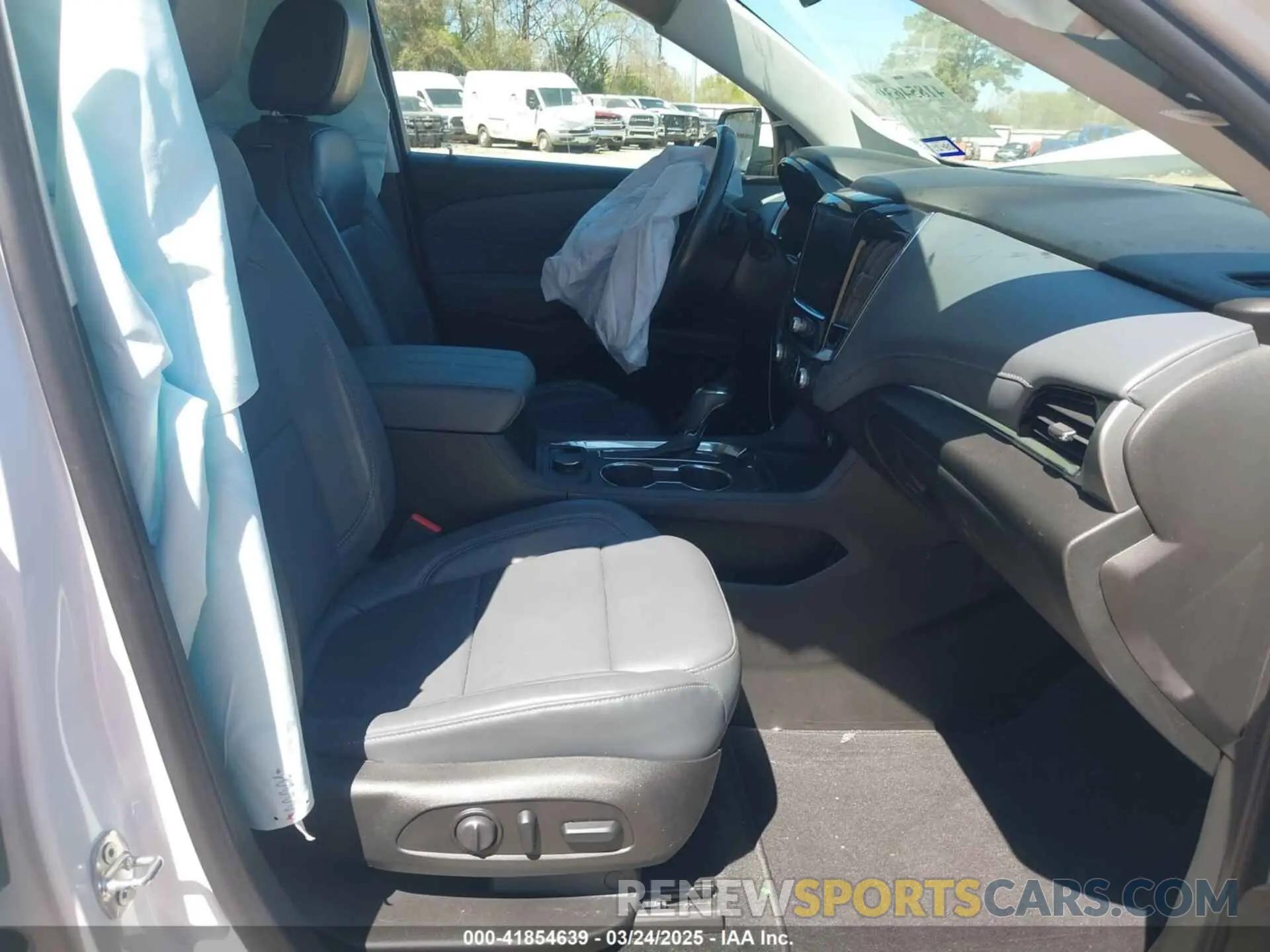 5 Photograph of a damaged car 1GNERHKW4KJ141055 CHEVROLET TRAVERSE 2019