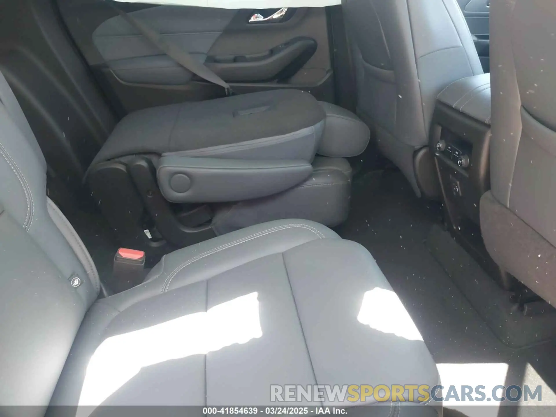 8 Photograph of a damaged car 1GNERHKW4KJ141055 CHEVROLET TRAVERSE 2019