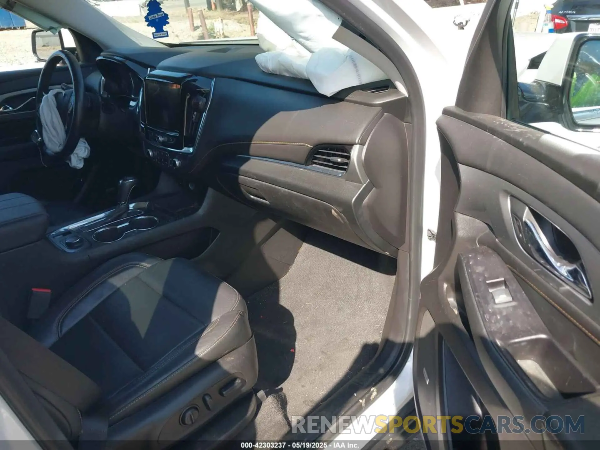 5 Photograph of a damaged car 1GNERHKW5KJ190023 CHEVROLET TRAVERSE 2019