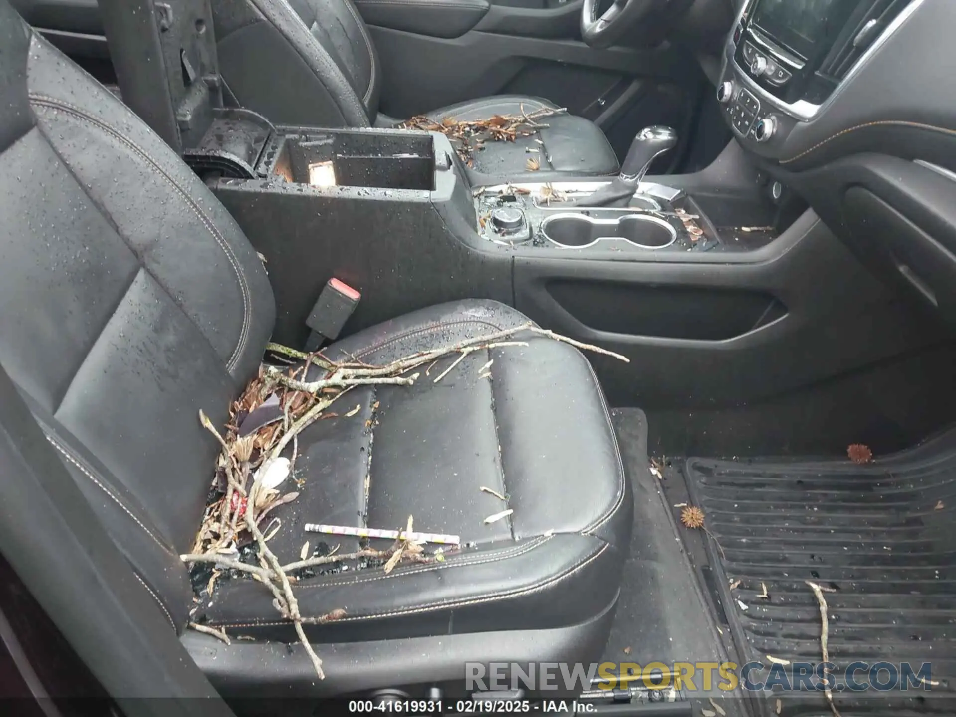 5 Photograph of a damaged car 1GNERHKW8KJ117969 CHEVROLET TRAVERSE 2019