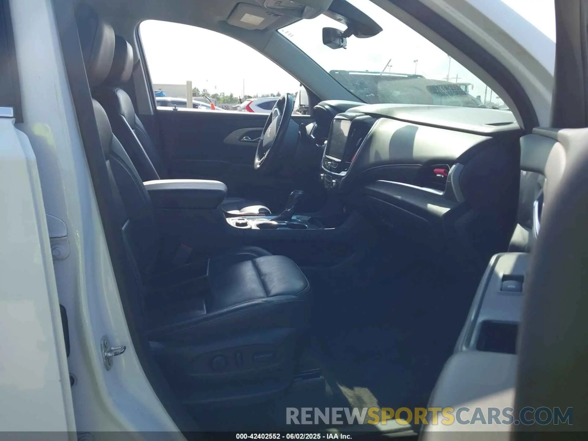5 Photograph of a damaged car 1GNERHKW8KJ243720 CHEVROLET TRAVERSE 2019