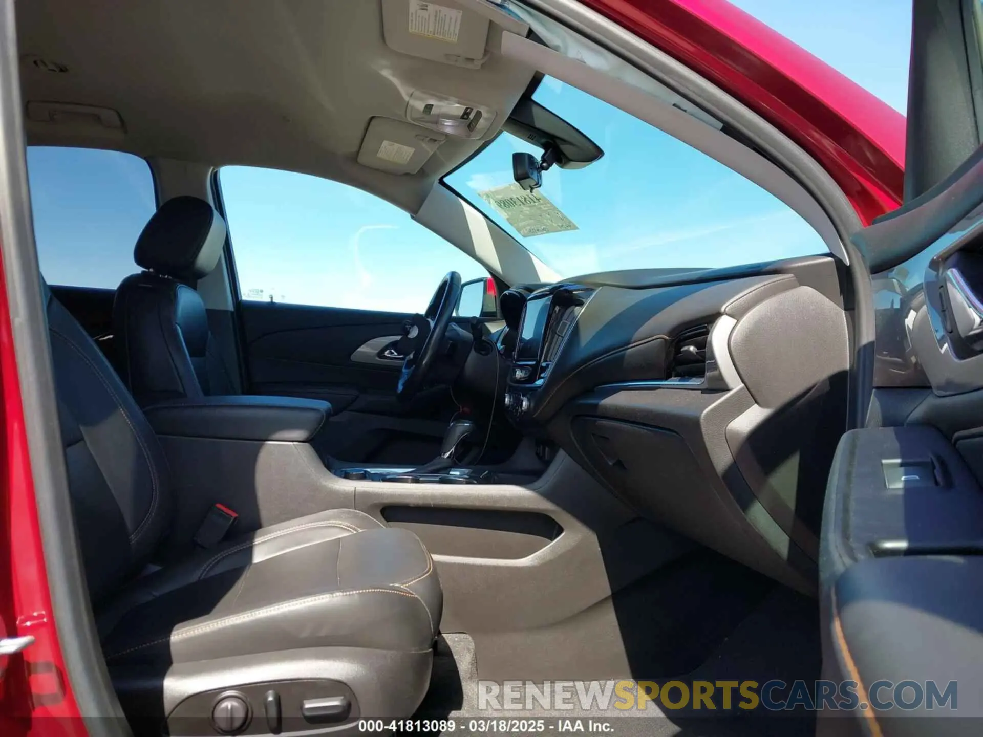 5 Photograph of a damaged car 1GNERJKW7KJ297338 CHEVROLET TRAVERSE 2019