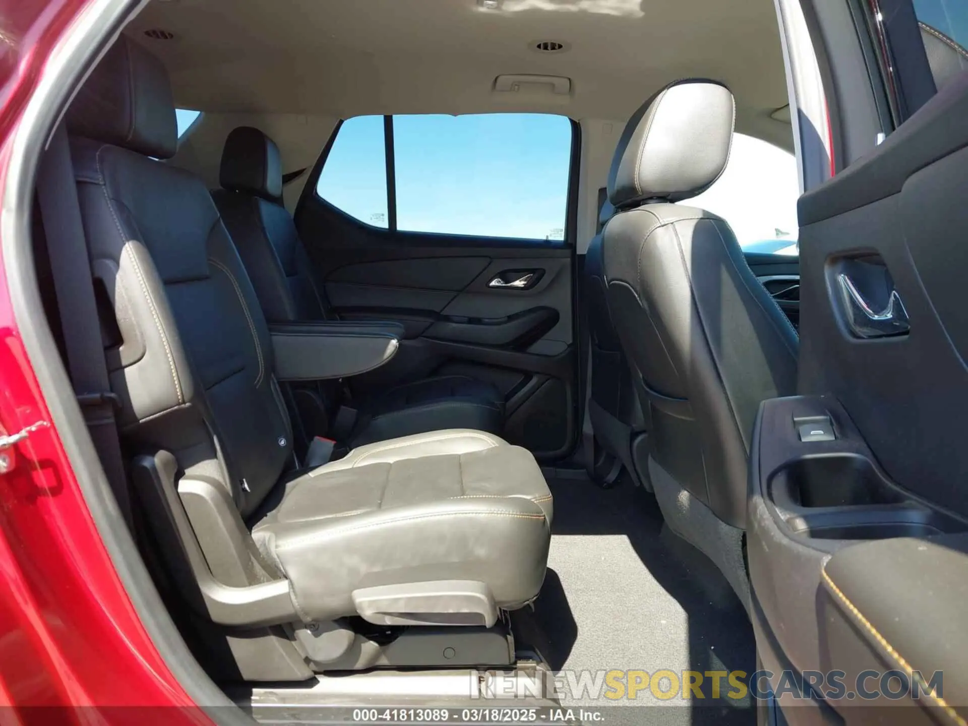 8 Photograph of a damaged car 1GNERJKW7KJ297338 CHEVROLET TRAVERSE 2019
