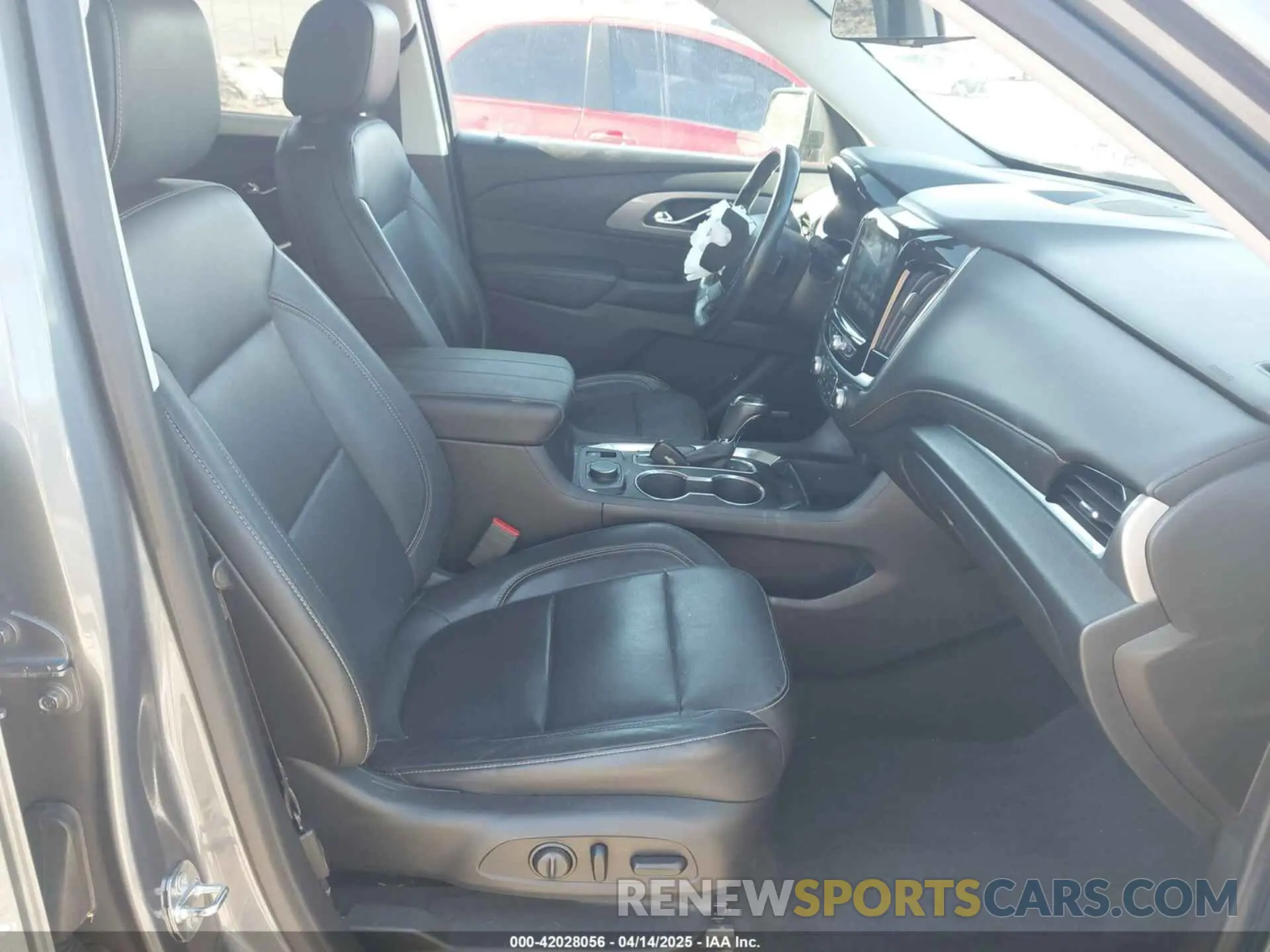 5 Photograph of a damaged car 1GNERJKW9KJ273686 CHEVROLET TRAVERSE 2019