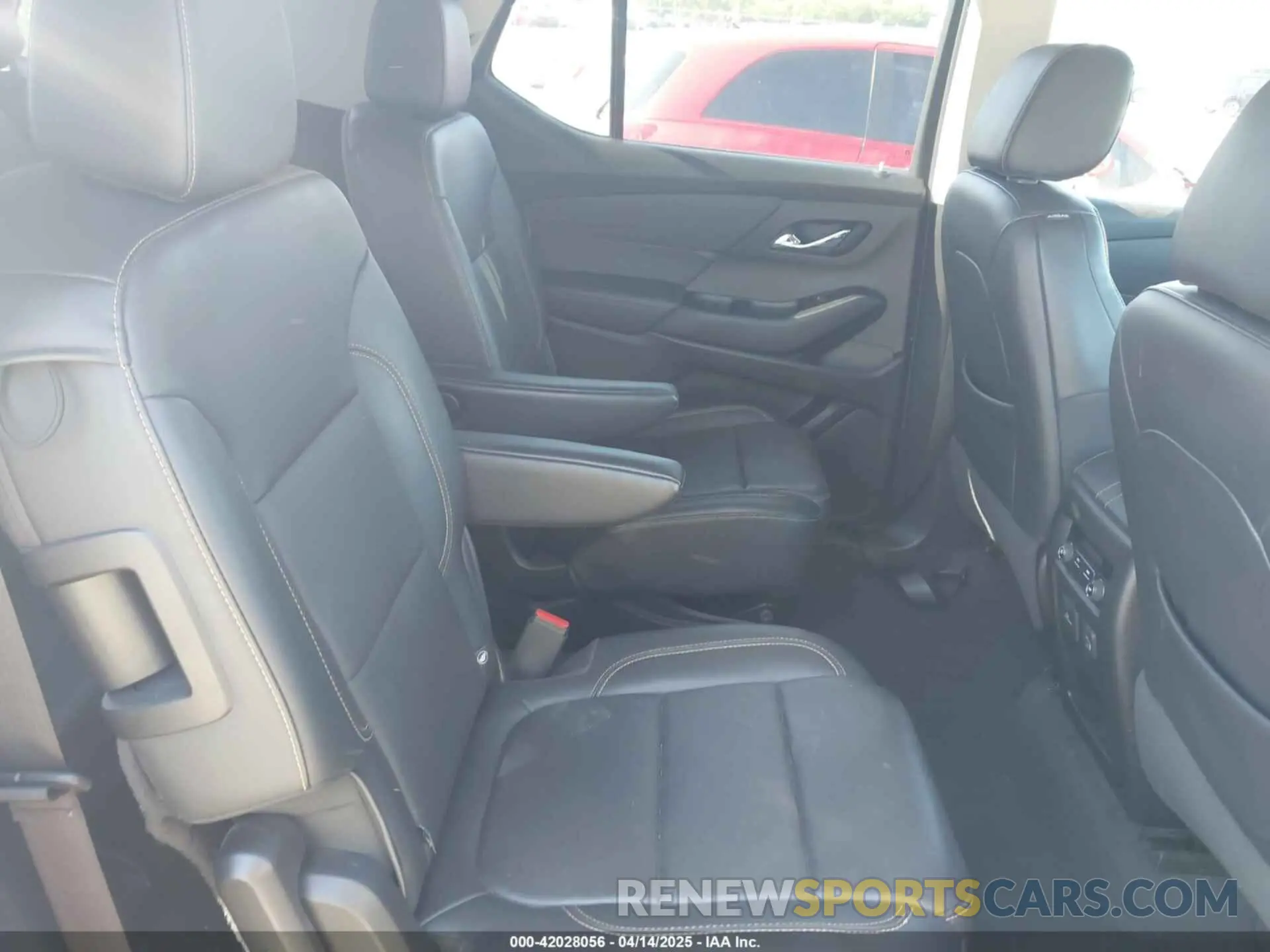 8 Photograph of a damaged car 1GNERJKW9KJ273686 CHEVROLET TRAVERSE 2019