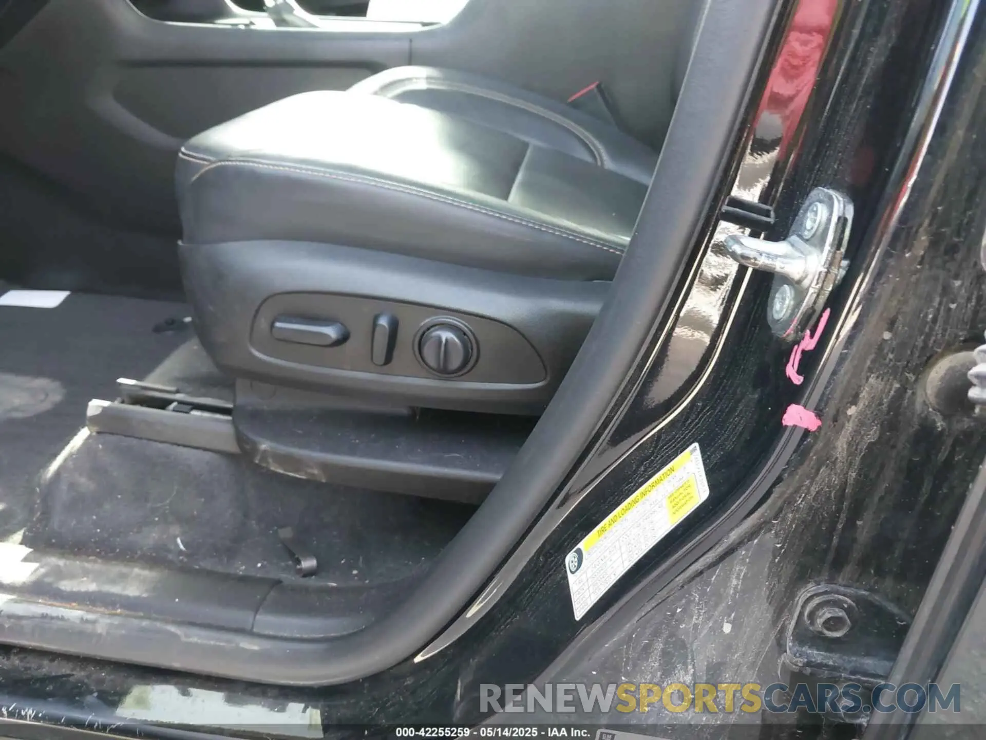 6 Photograph of a damaged car 1GNERJKX7KJ247578 CHEVROLET TRAVERSE 2019