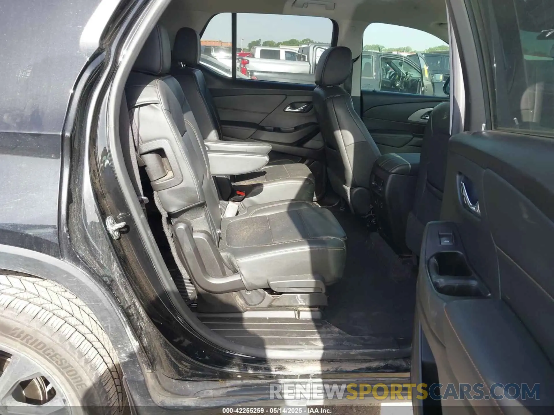 8 Photograph of a damaged car 1GNERJKX7KJ247578 CHEVROLET TRAVERSE 2019