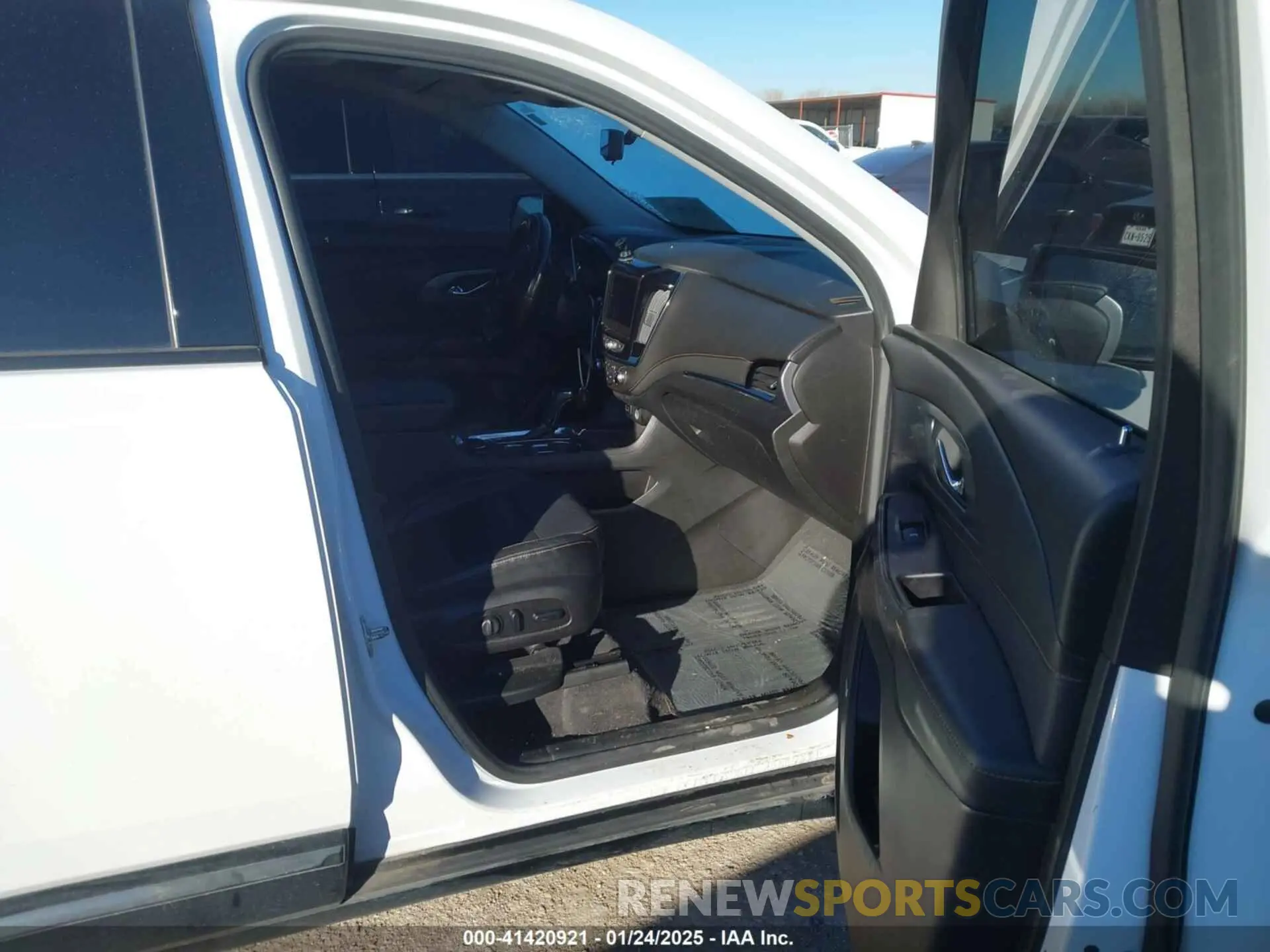 4 Photograph of a damaged car 1GNERKKW0KJ106042 CHEVROLET TRAVERSE 2019