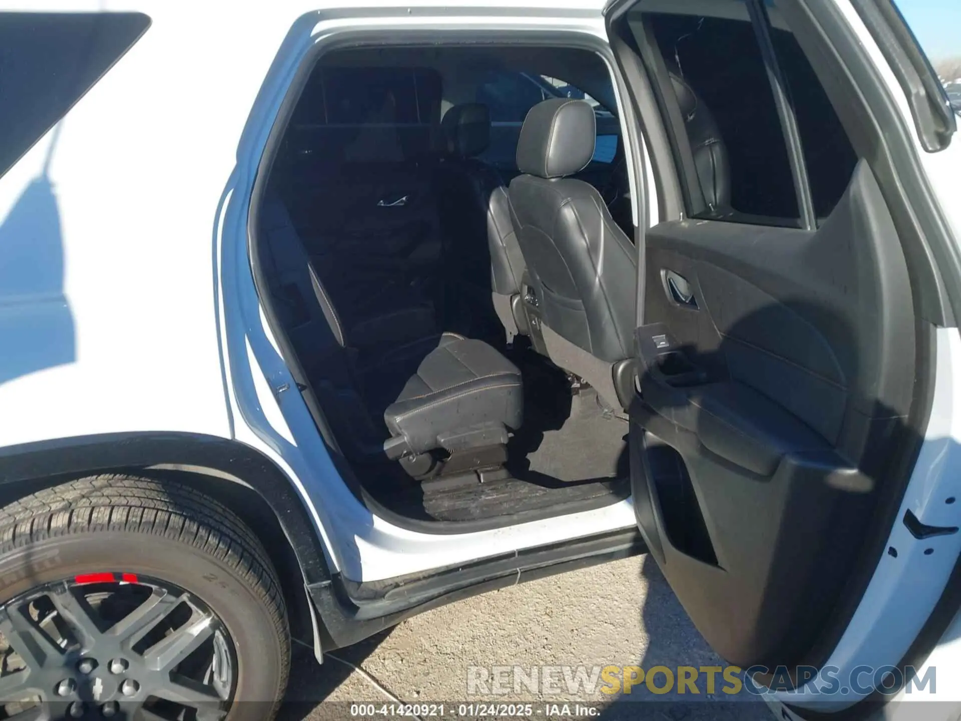 7 Photograph of a damaged car 1GNERKKW0KJ106042 CHEVROLET TRAVERSE 2019