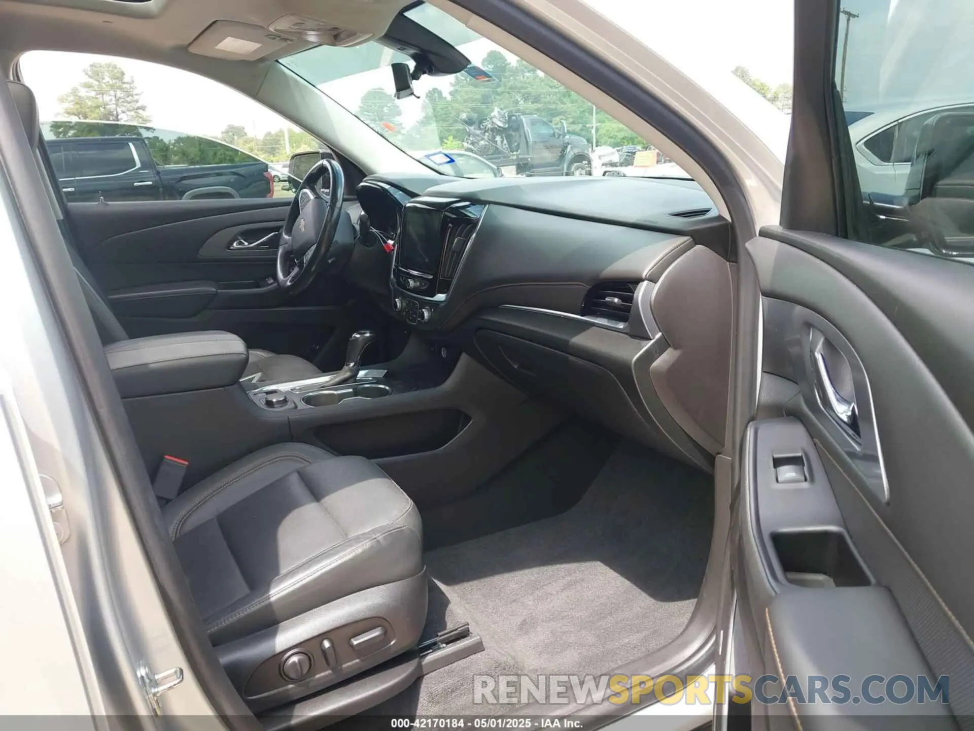 5 Photograph of a damaged car 1GNERKKW0KJ191951 CHEVROLET TRAVERSE 2019