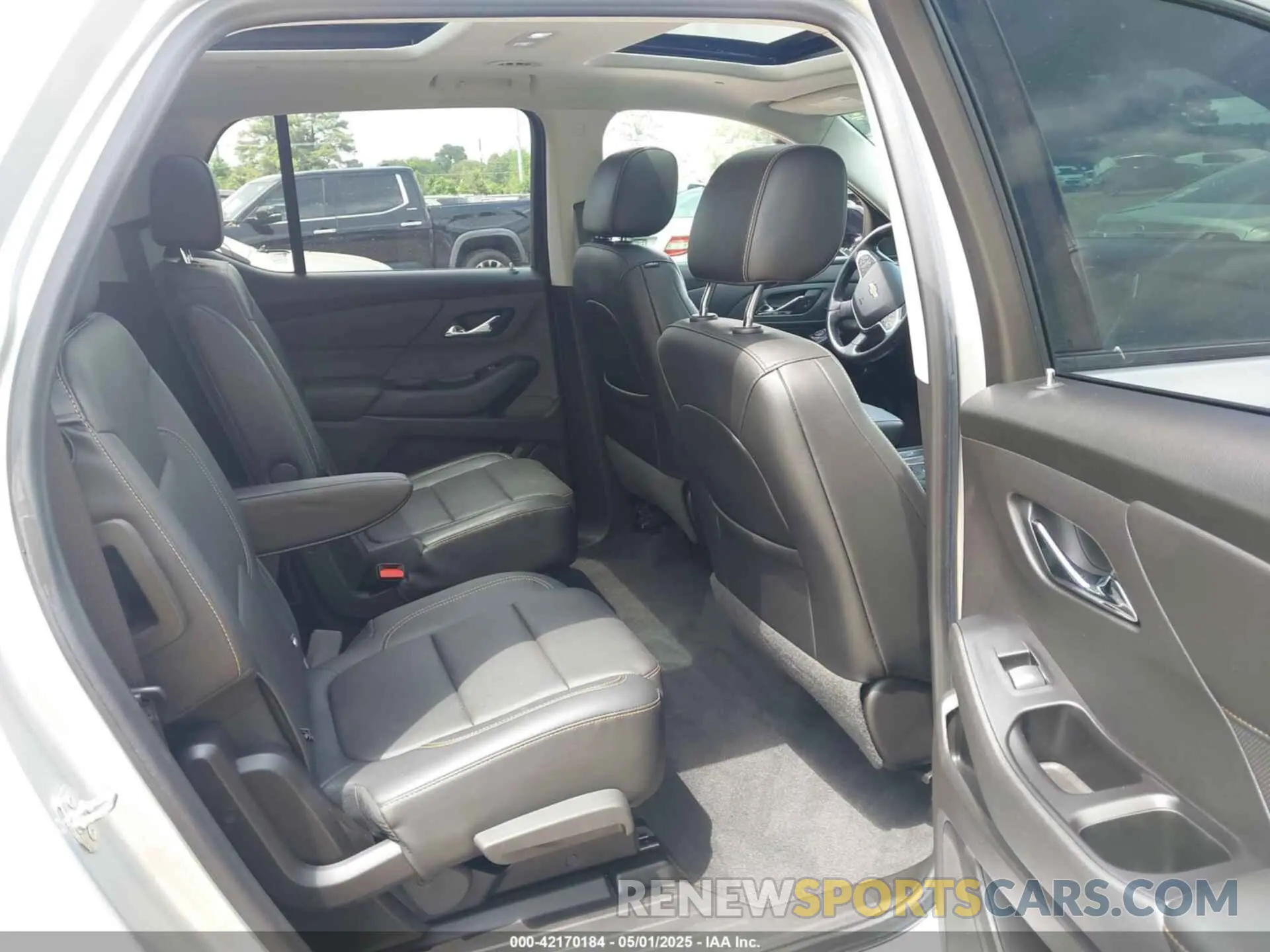 8 Photograph of a damaged car 1GNERKKW0KJ191951 CHEVROLET TRAVERSE 2019