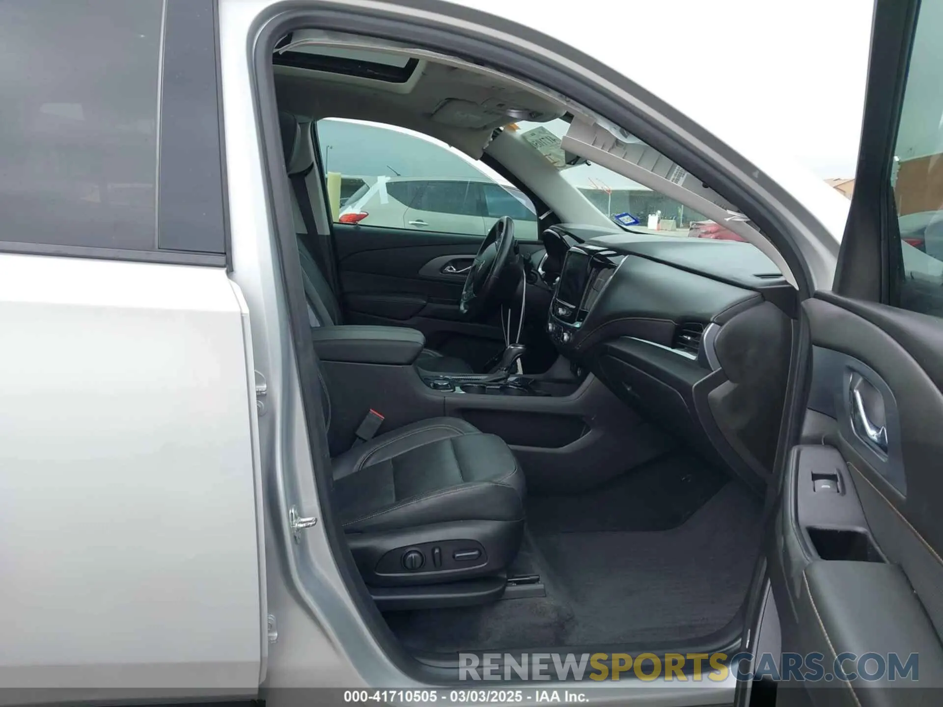 5 Photograph of a damaged car 1GNERKKW3KJ249387 CHEVROLET TRAVERSE 2019