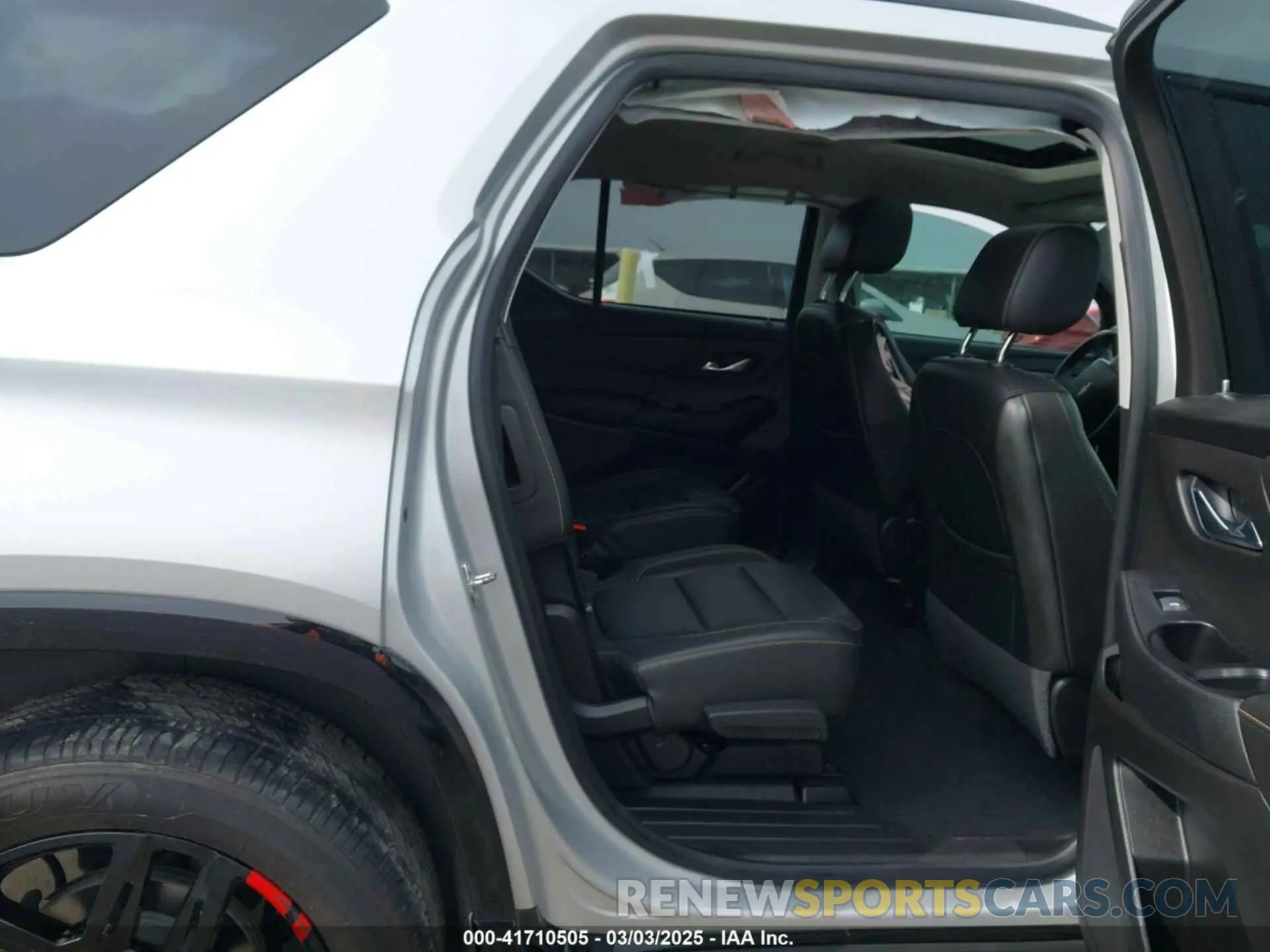 8 Photograph of a damaged car 1GNERKKW3KJ249387 CHEVROLET TRAVERSE 2019