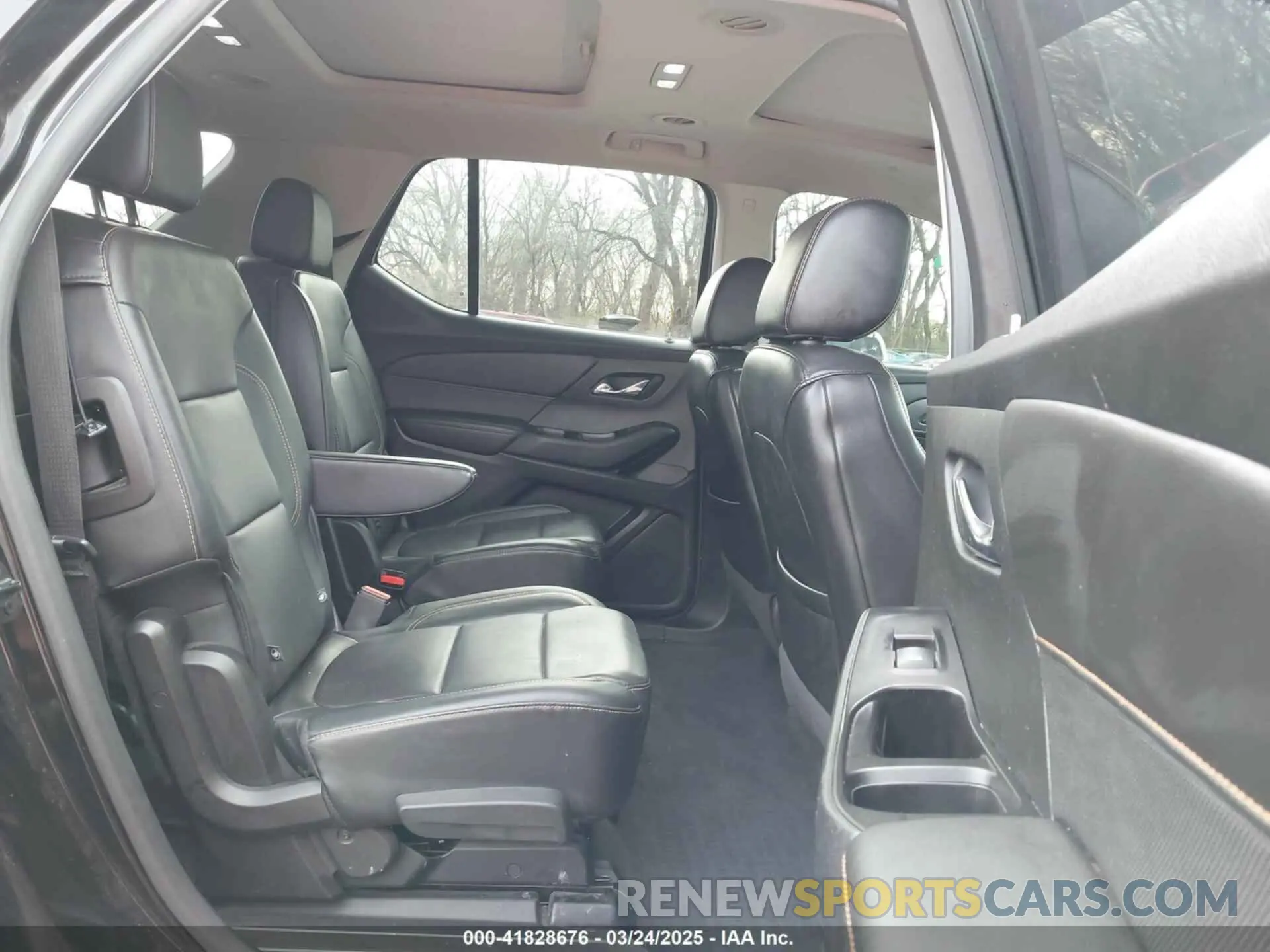 8 Photograph of a damaged car 1GNERKKW4KJ148388 CHEVROLET TRAVERSE 2019