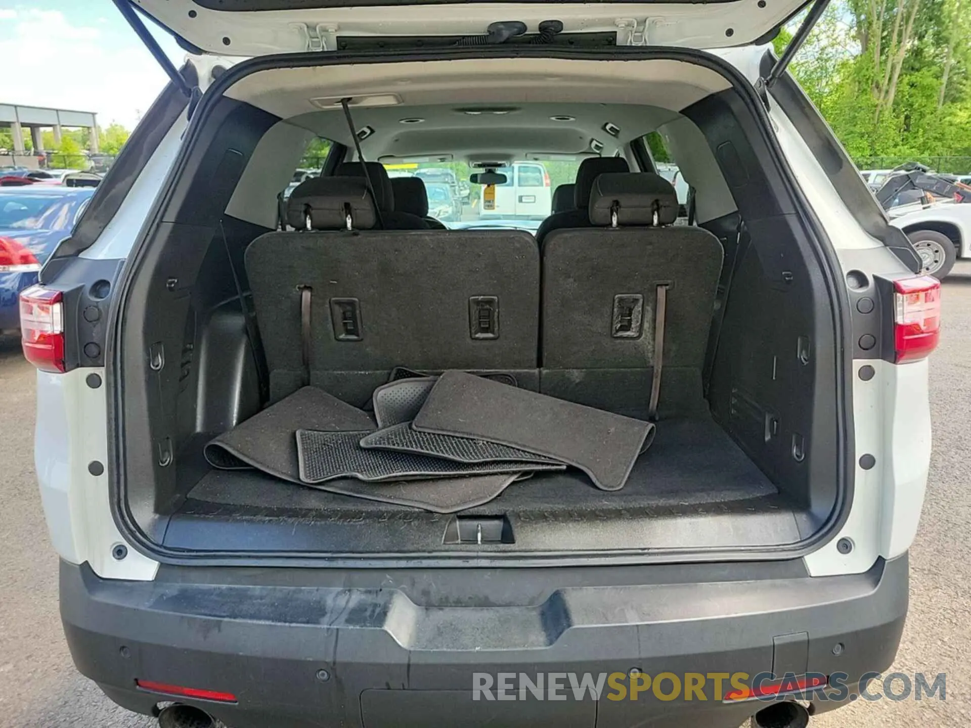 15 Photograph of a damaged car 1GNERMKW2KJ221284 CHEVROLET TRAVERSE 2019