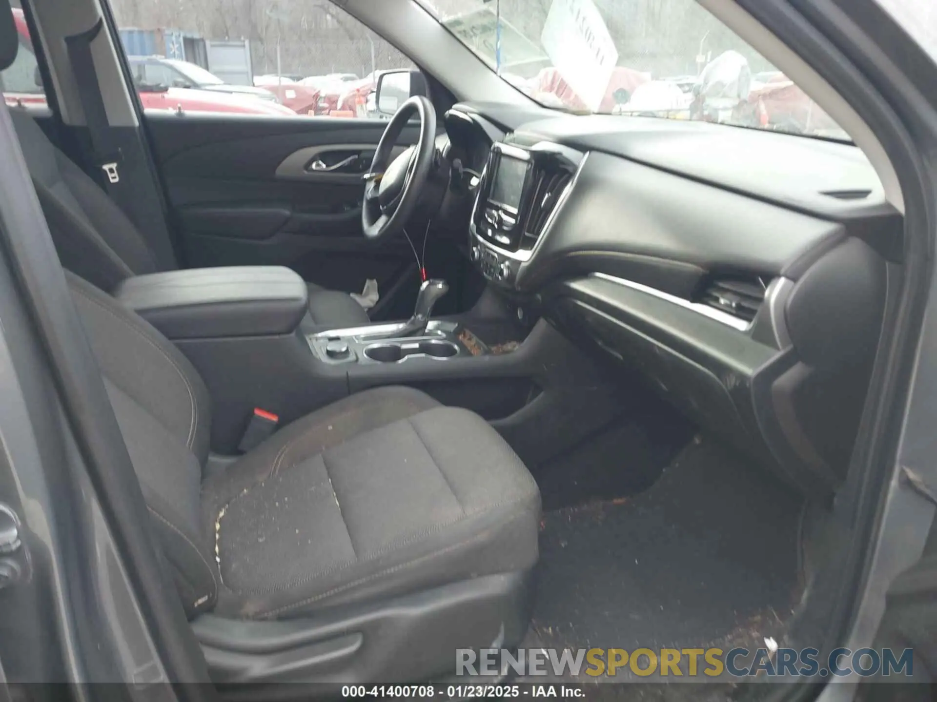 5 Photograph of a damaged car 1GNEVFKW1KJ215838 CHEVROLET TRAVERSE 2019