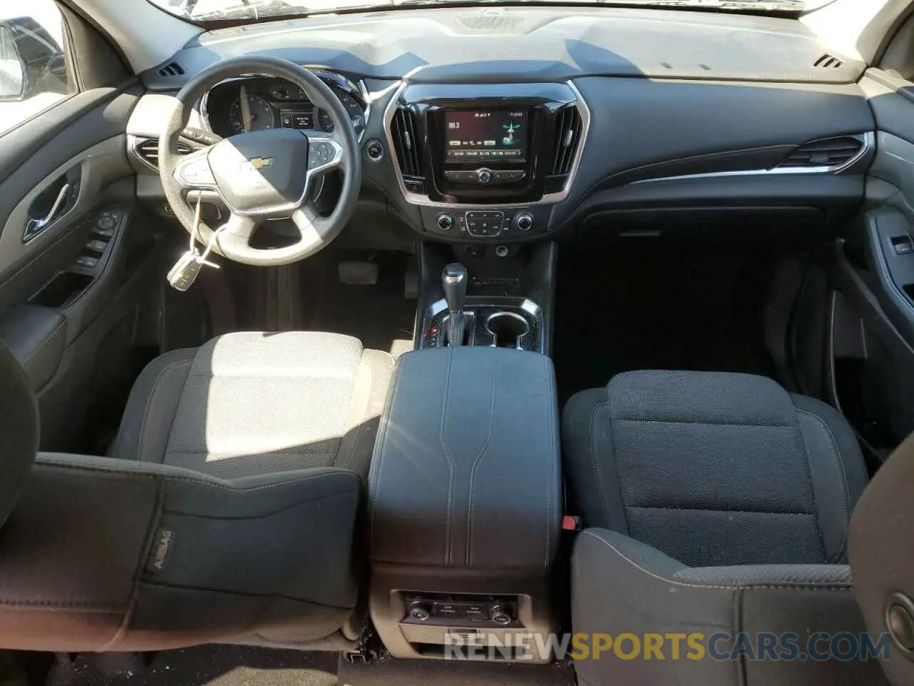 8 Photograph of a damaged car 1GNEVFKW1KJ243896 CHEVROLET TRAVERSE 2019