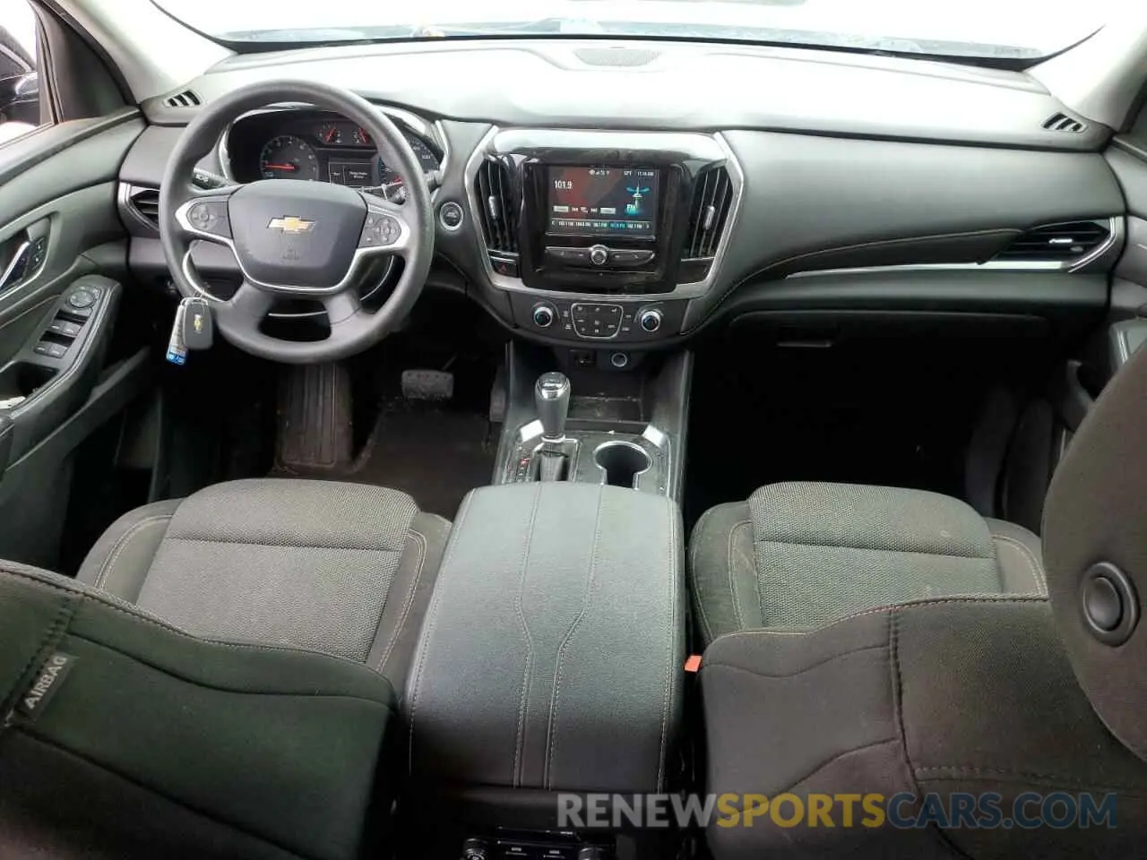 8 Photograph of a damaged car 1GNEVFKW4KJ131822 CHEVROLET TRAVERSE 2019