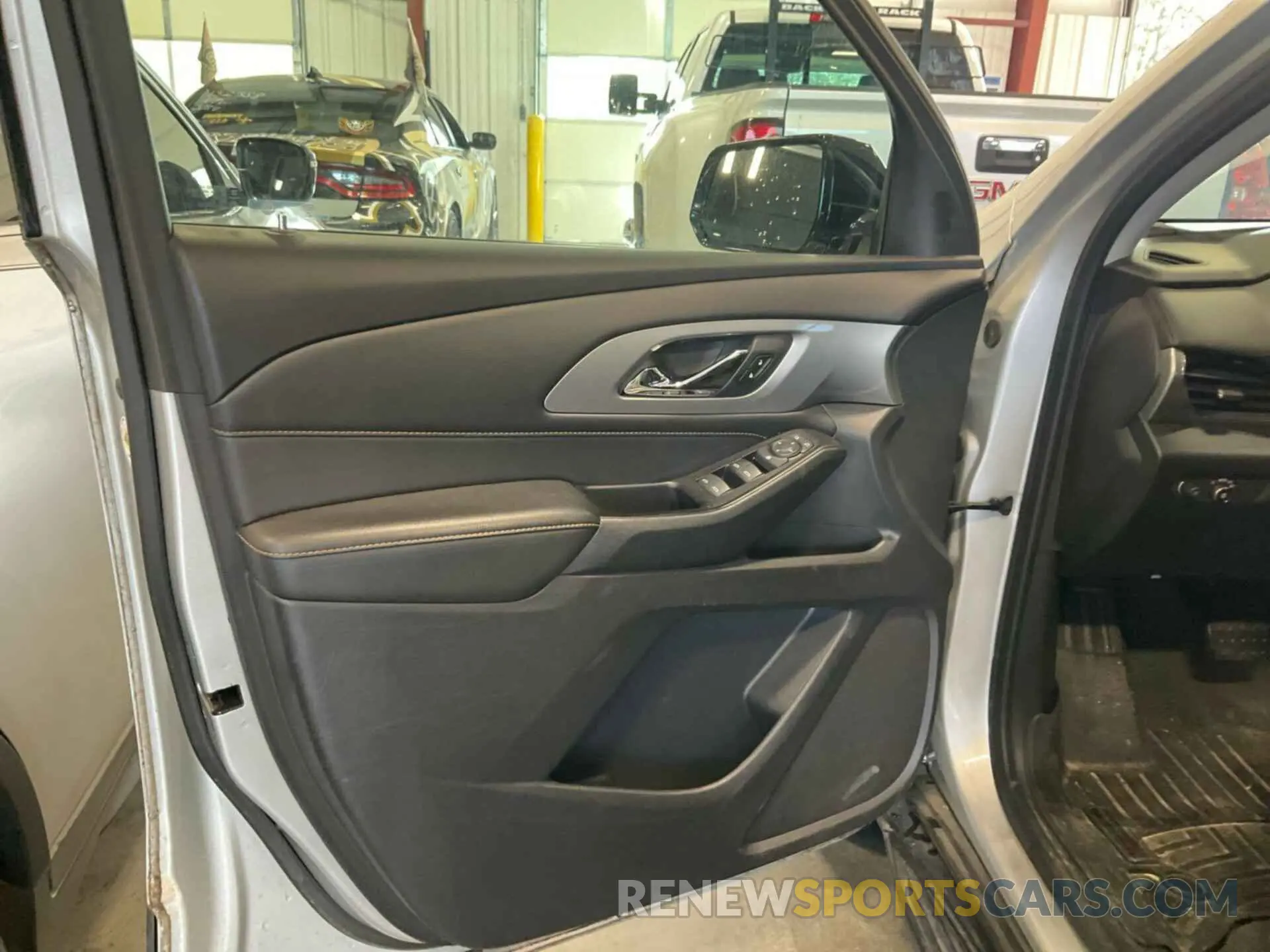 17 Photograph of a damaged car 1GNEVFKW6KJ173280 CHEVROLET TRAVERSE 2019