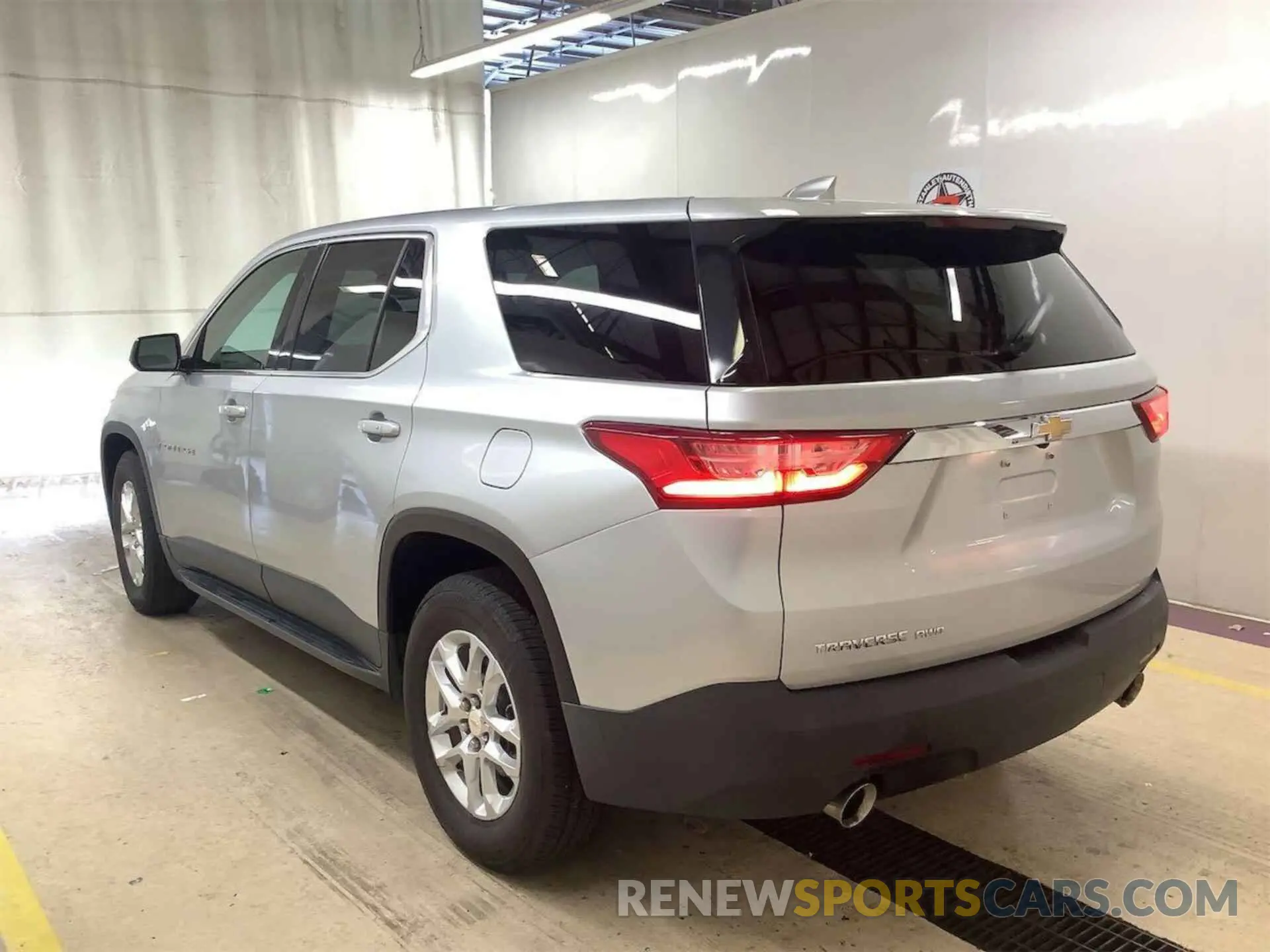 2 Photograph of a damaged car 1GNEVFKW6KJ173280 CHEVROLET TRAVERSE 2019