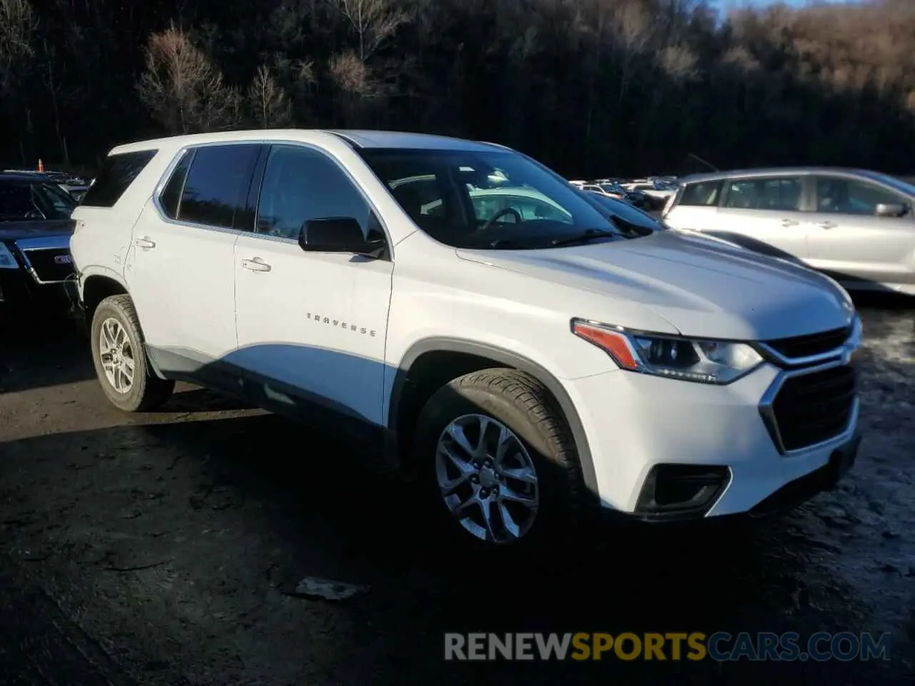 4 Photograph of a damaged car 1GNEVFKW8KJ205436 CHEVROLET TRAVERSE 2019