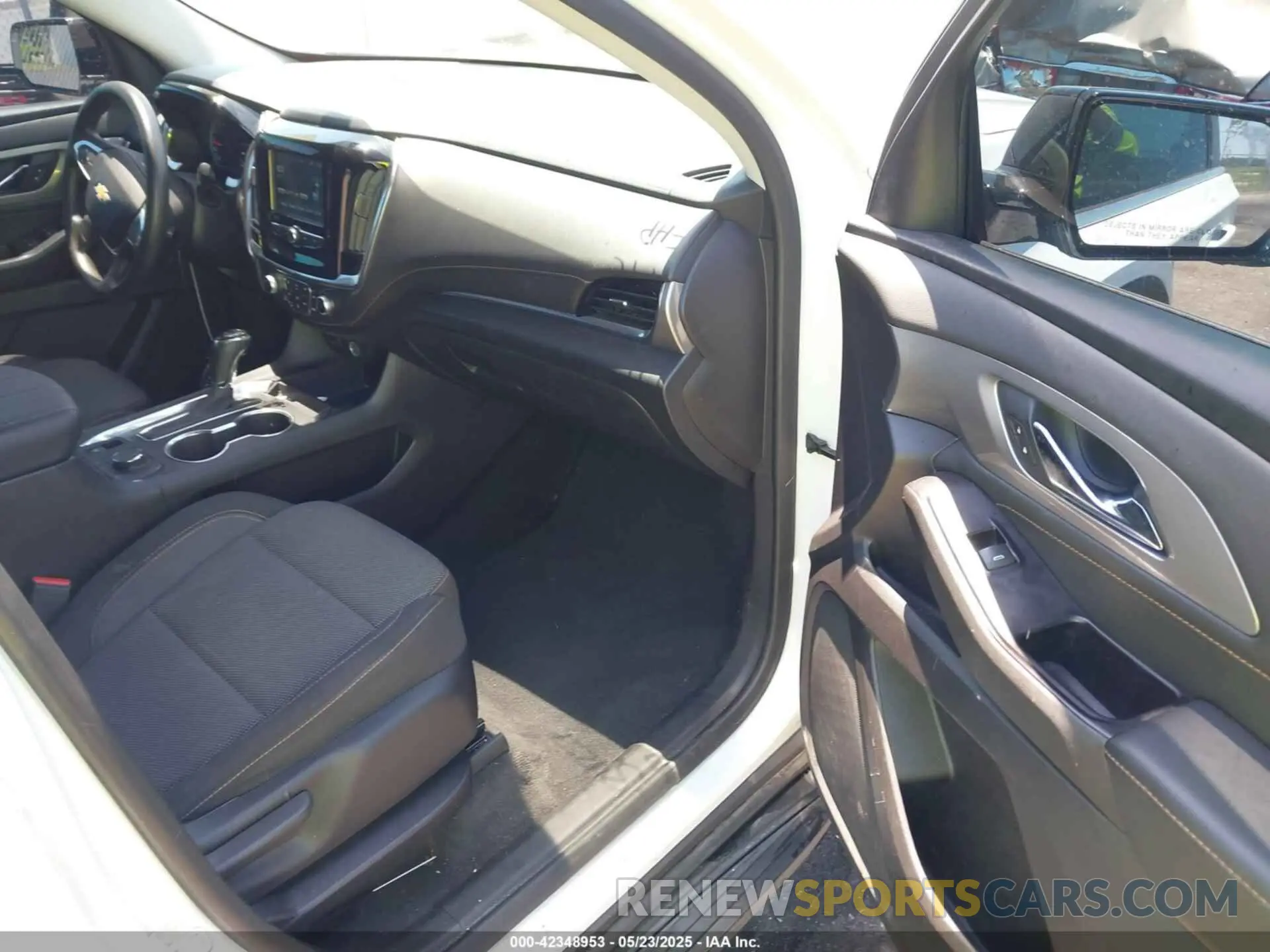 5 Photograph of a damaged car 1GNEVFKW8KJ241868 CHEVROLET TRAVERSE 2019