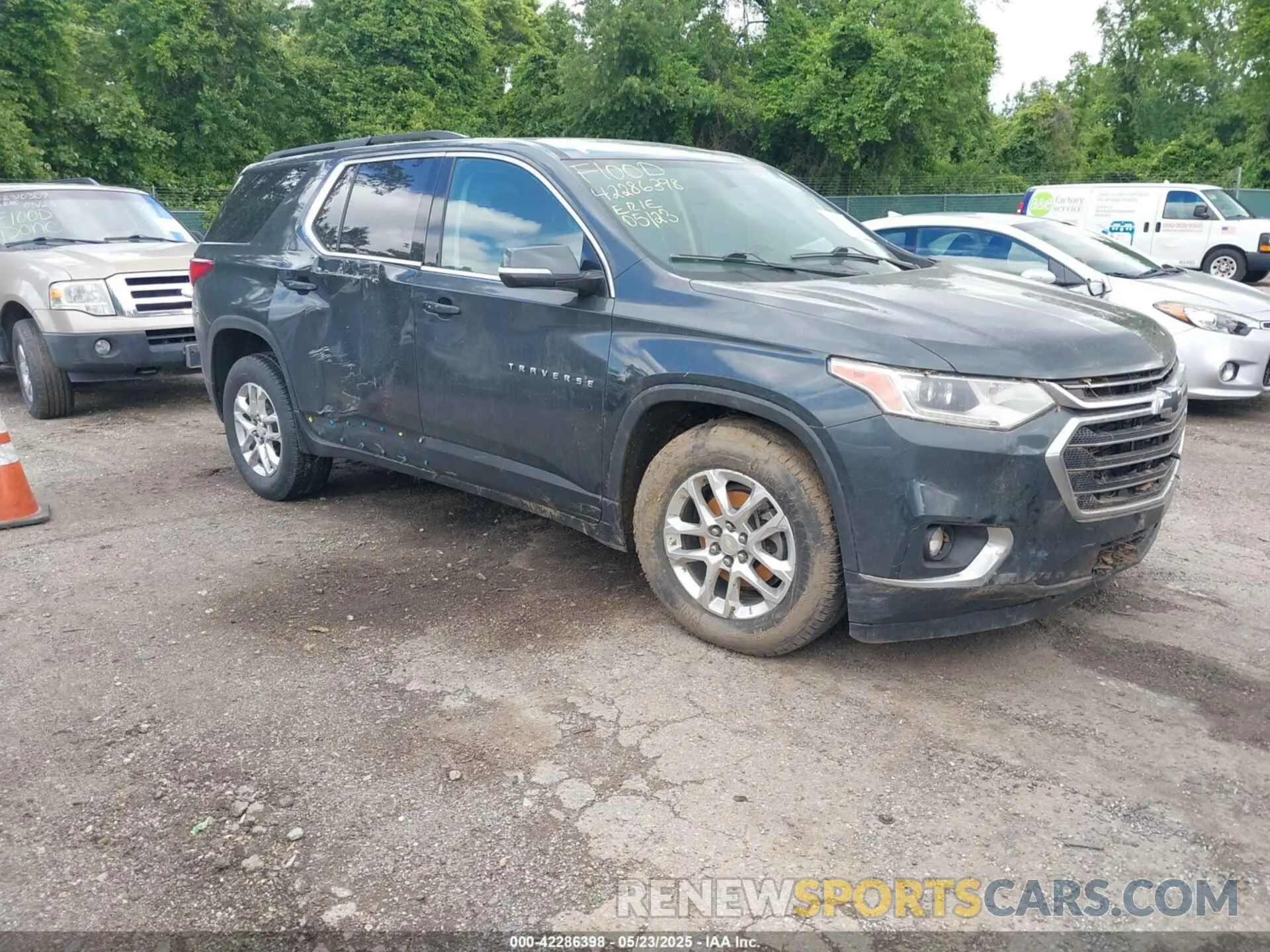 1 Photograph of a damaged car 1GNEVGKW0KJ105711 CHEVROLET TRAVERSE 2019