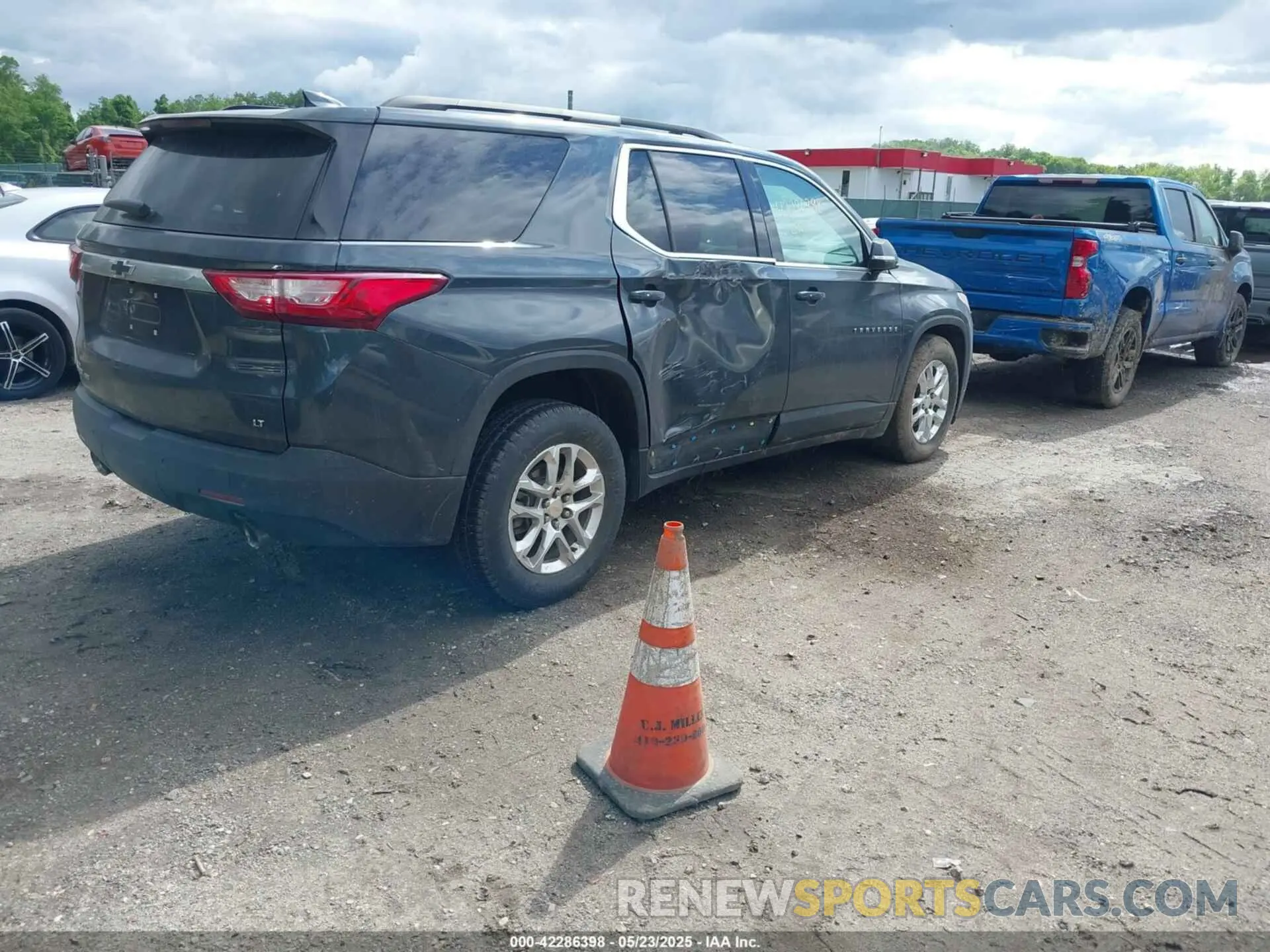 4 Photograph of a damaged car 1GNEVGKW0KJ105711 CHEVROLET TRAVERSE 2019