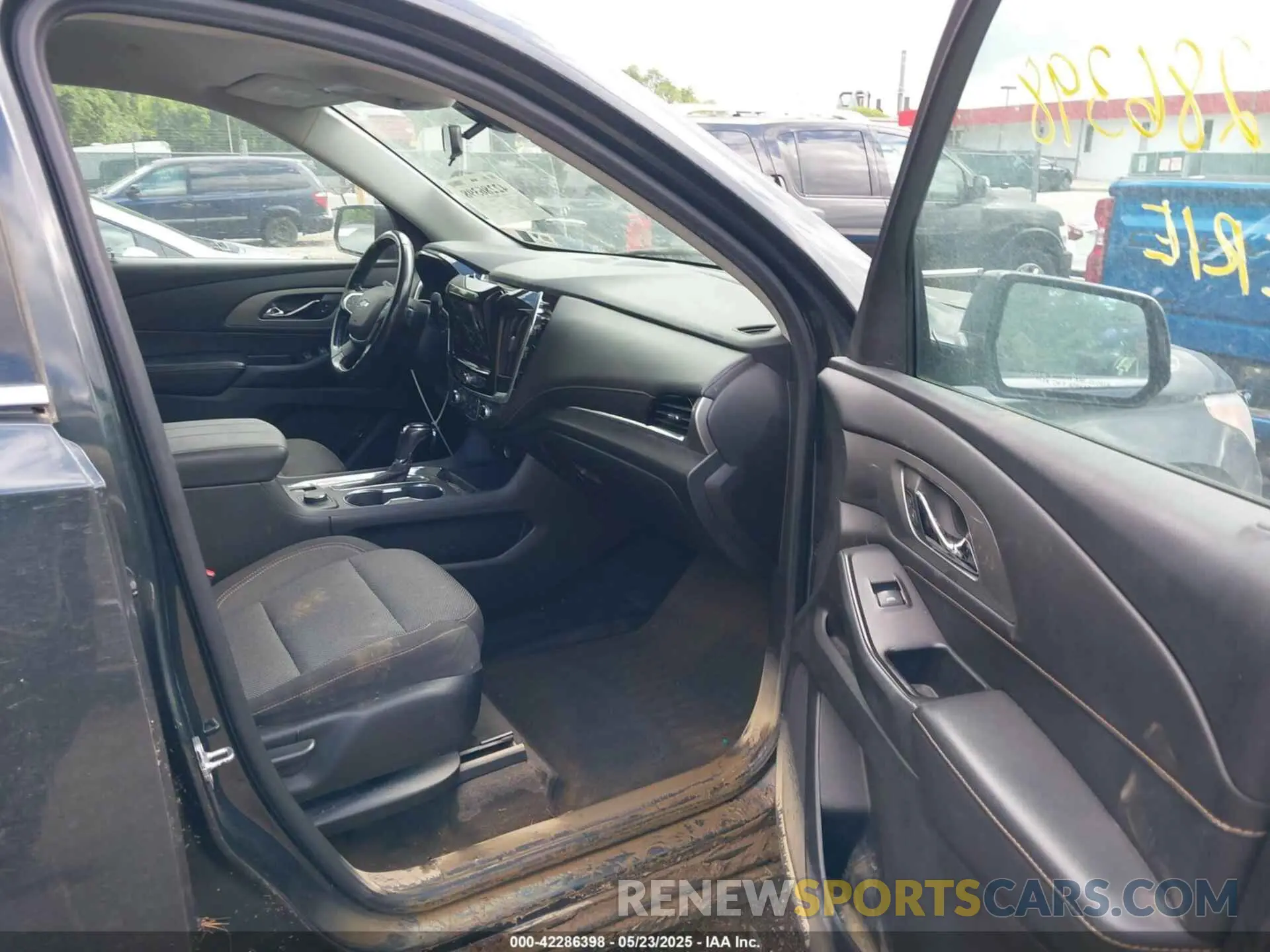 5 Photograph of a damaged car 1GNEVGKW0KJ105711 CHEVROLET TRAVERSE 2019