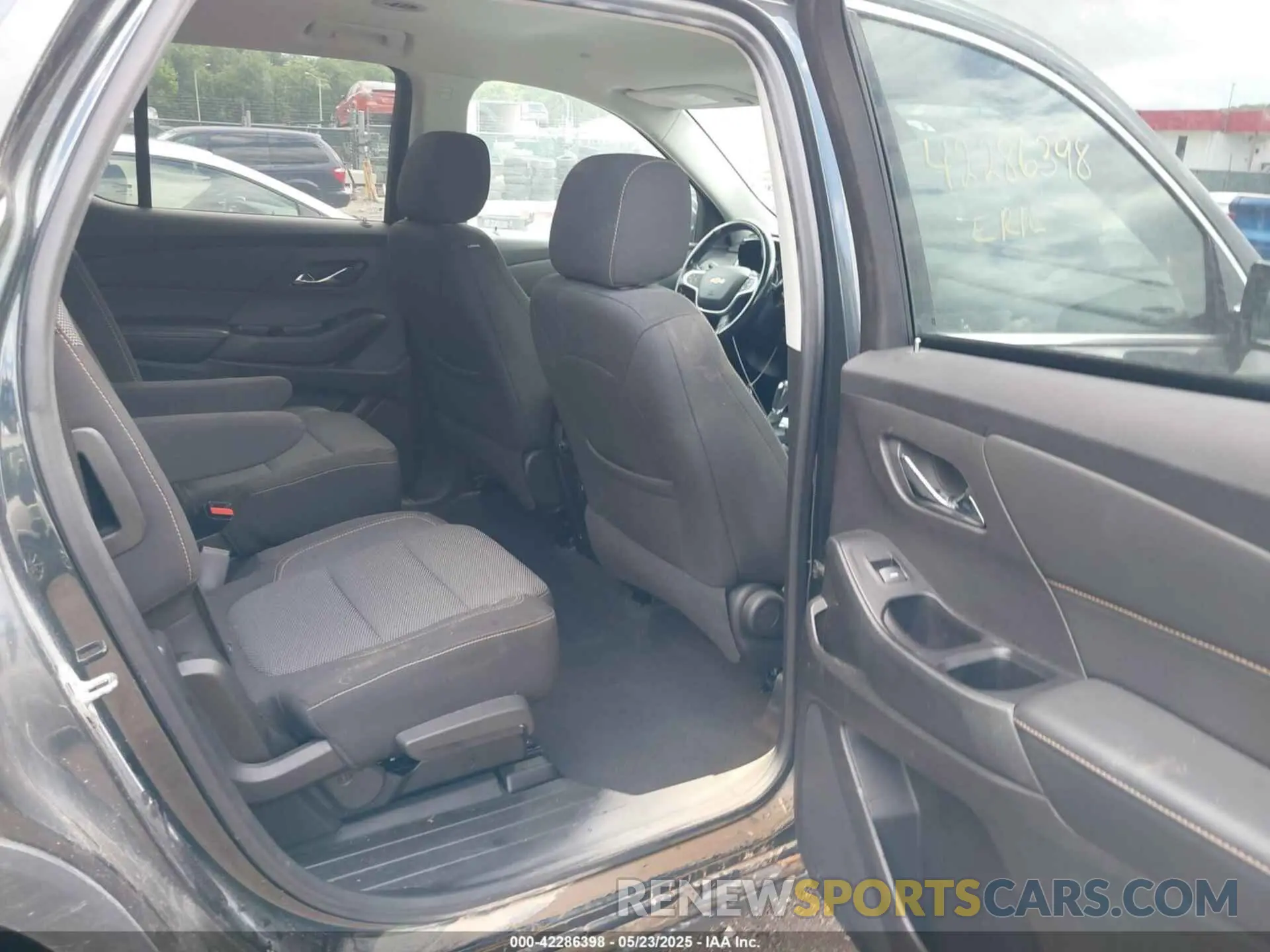 8 Photograph of a damaged car 1GNEVGKW0KJ105711 CHEVROLET TRAVERSE 2019