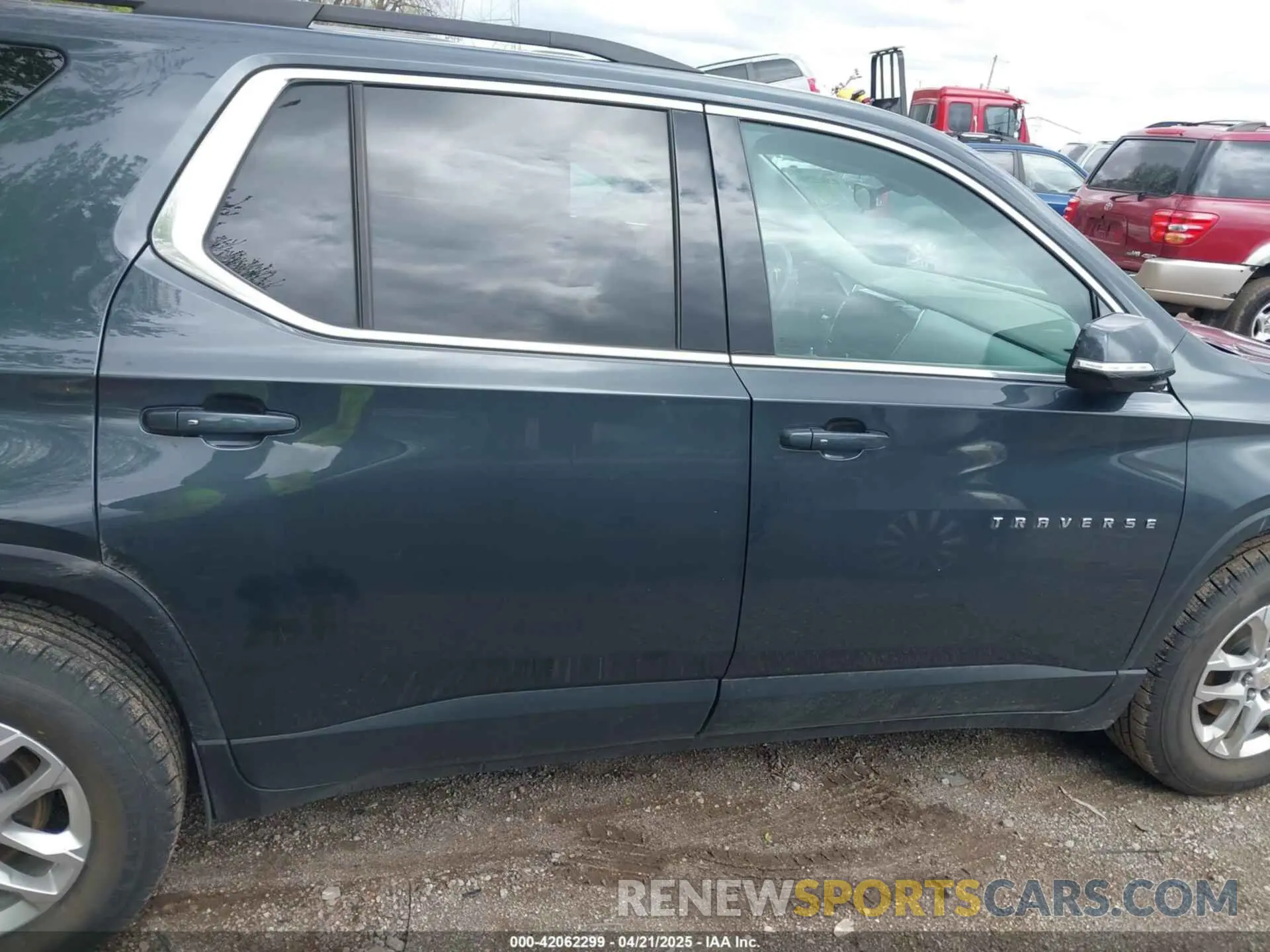 13 Photograph of a damaged car 1GNEVGKW0KJ237772 CHEVROLET TRAVERSE 2019