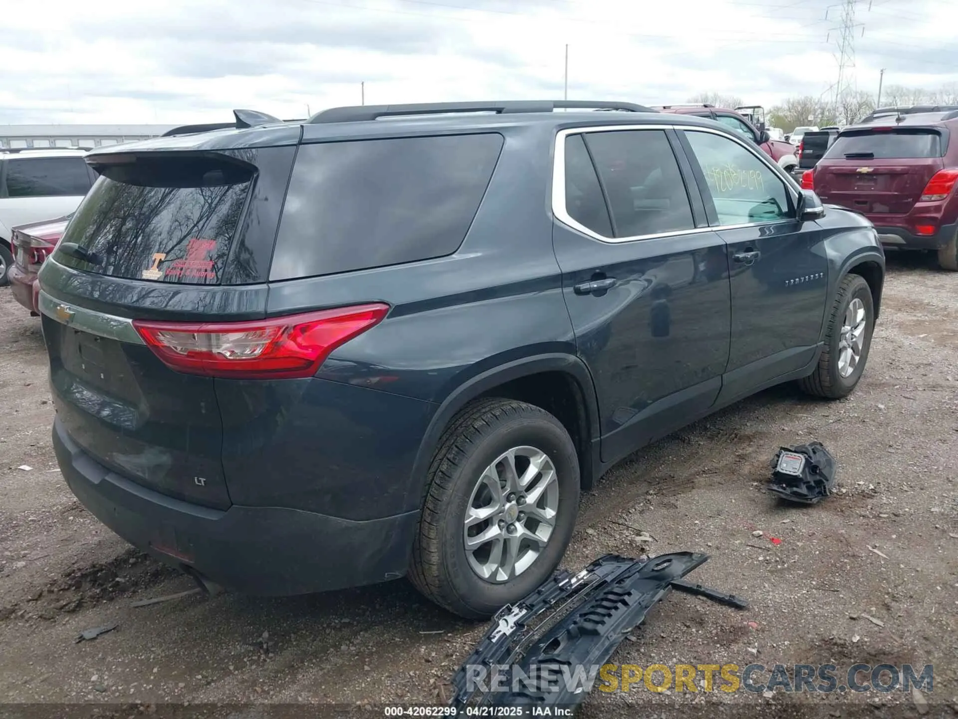 4 Photograph of a damaged car 1GNEVGKW0KJ237772 CHEVROLET TRAVERSE 2019