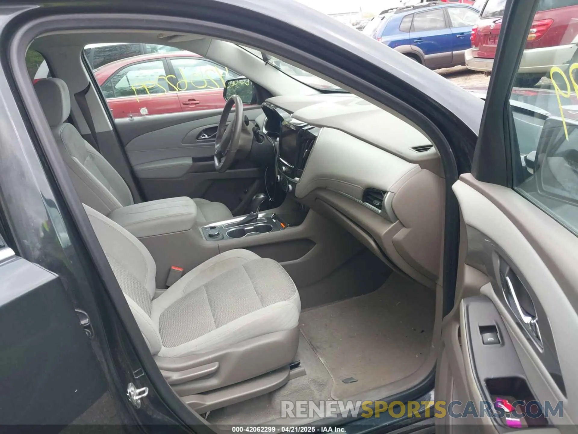 5 Photograph of a damaged car 1GNEVGKW0KJ237772 CHEVROLET TRAVERSE 2019