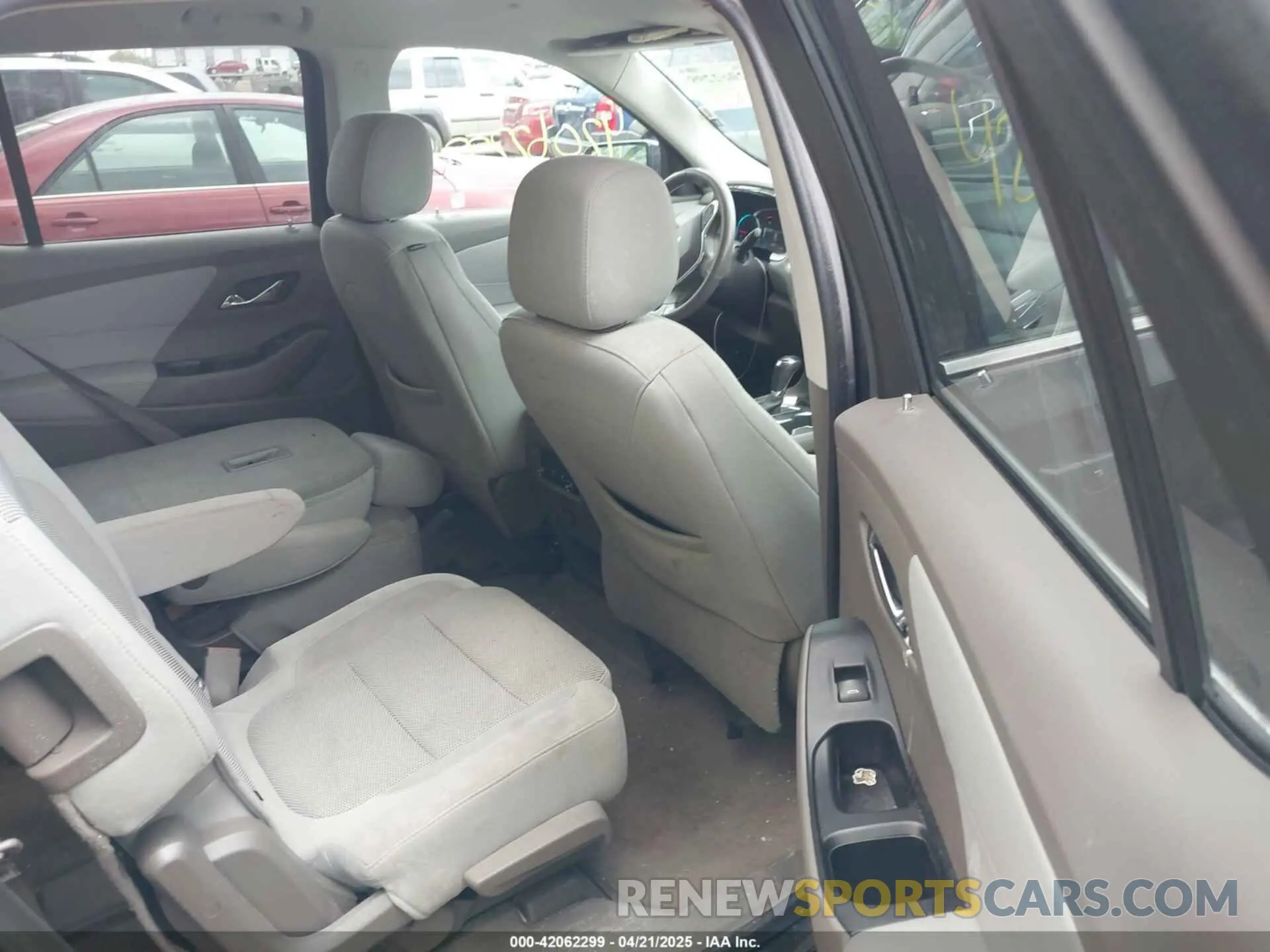 8 Photograph of a damaged car 1GNEVGKW0KJ237772 CHEVROLET TRAVERSE 2019