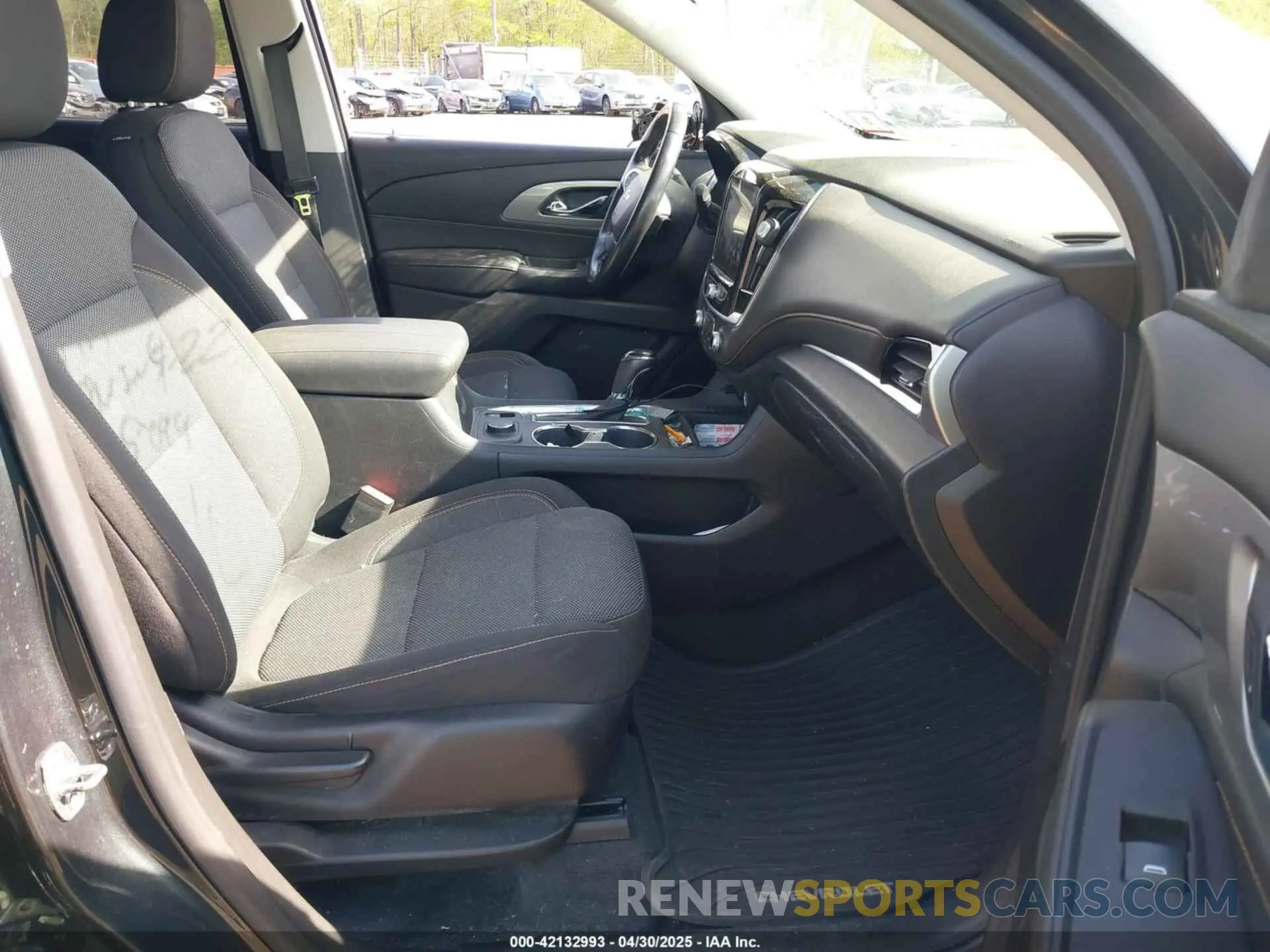 5 Photograph of a damaged car 1GNEVGKW1KJ168722 CHEVROLET TRAVERSE 2019